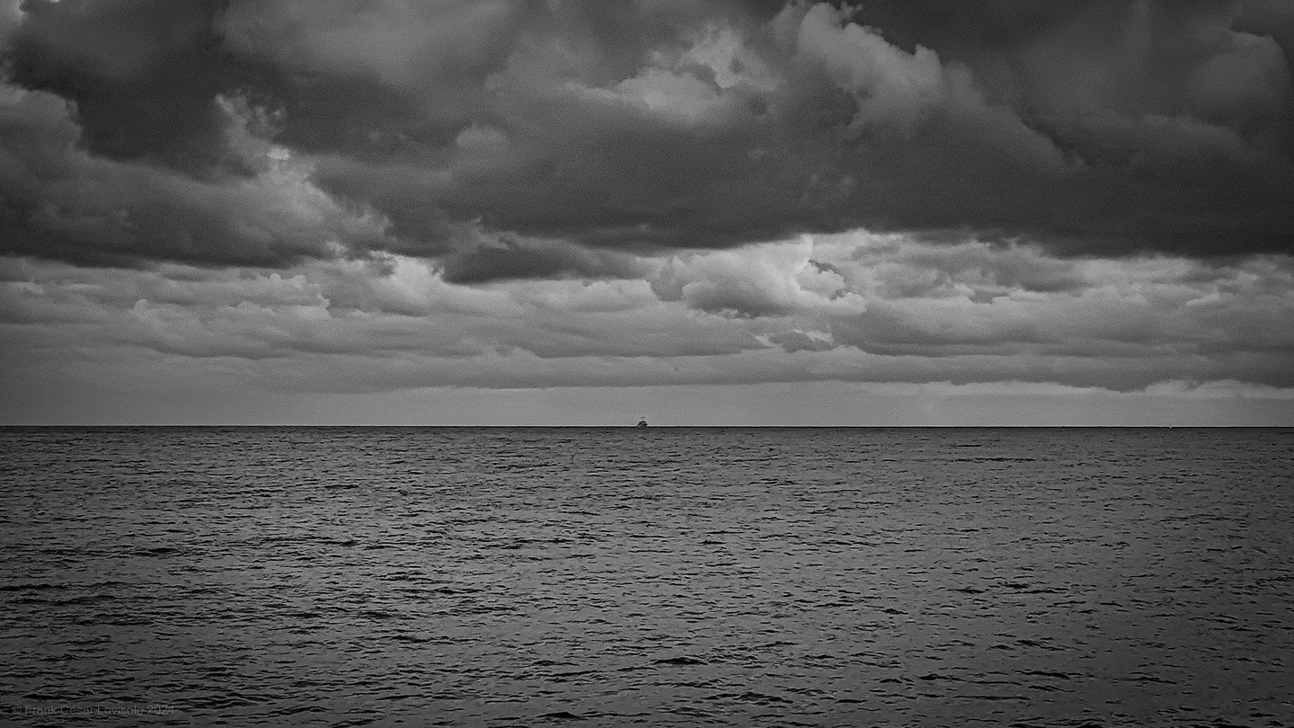 accumulation,périgrination,Photographies - Photographies - Frank César LOVISOLO - L’accumulation est une technique artistique popularisée par Arman, artiste français qui l’a beaucoup travaillée et théorisée. Tel qu’Arman la définit et la produit, l’accumulation est un rassemblement d’objets identiques dans une très grande quantité, généralement fondue dans du plexiglas.