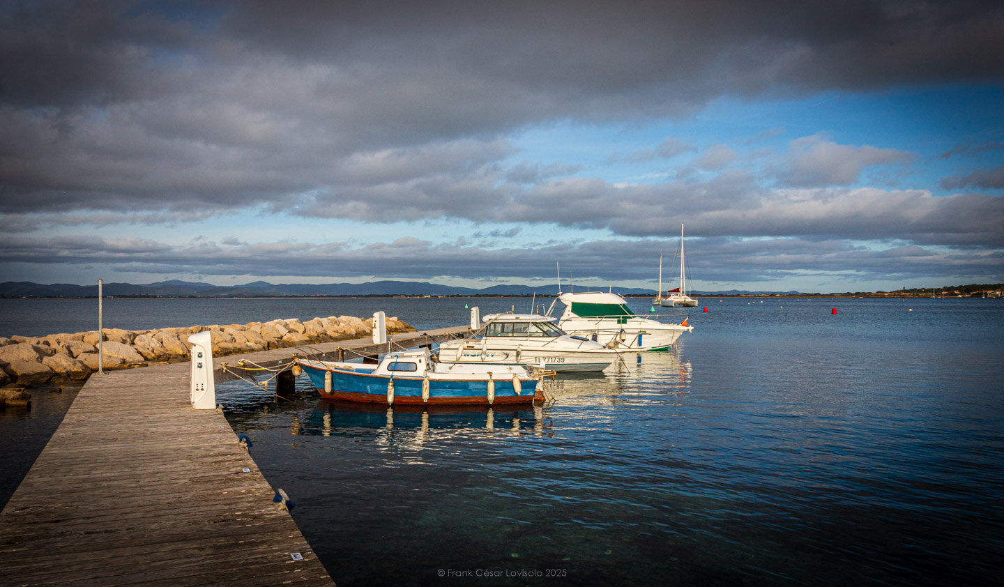 accumulation,périgrination,Photographies - Photographies - Frank César LOVISOLO - L’accumulation est une technique artistique popularisée par Arman, artiste français qui l’a beaucoup travaillée et théorisée. Tel qu’Arman la définit et la produit, l’accumulation est un rassemblement d’objets identiques dans une très grande quantité, généralement fondue dans du plexiglas.