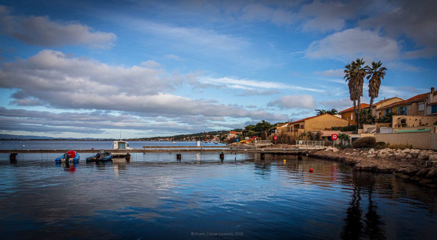 accumulation,périgrination,Photographies - Photographies - Frank César LOVISOLO - L’accumulation est une technique artistique popularisée par Arman, artiste français qui l’a beaucoup travaillée et théorisée. Tel qu’Arman la définit et la produit, l’accumulation est un rassemblement d’objets identiques dans une très grande quantité, généralement fondue dans du plexiglas.