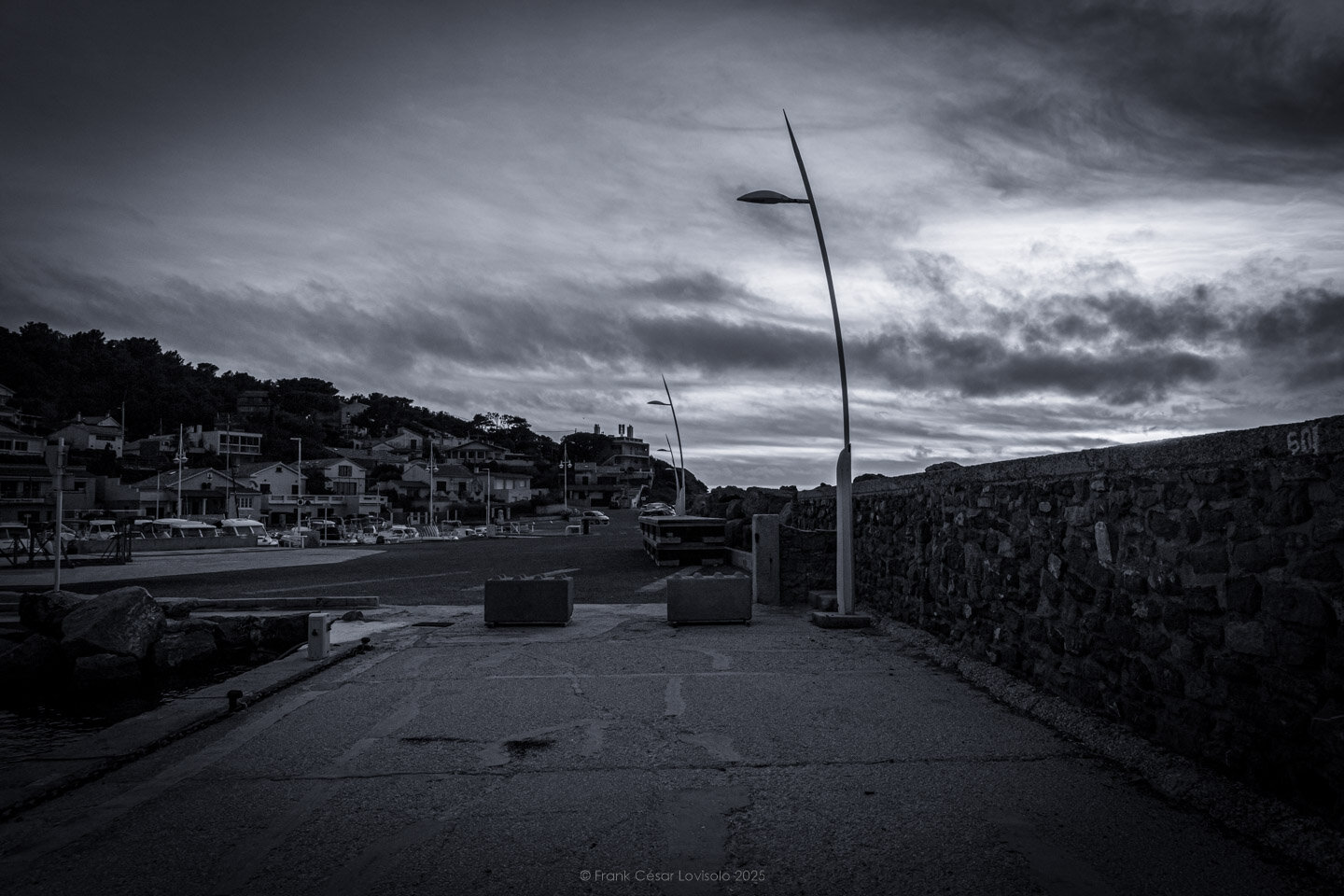 accumulation,périgrination,Photographies - Photographies - Frank César LOVISOLO - L’accumulation est une technique artistique popularisée par Arman, artiste français qui l’a beaucoup travaillée et théorisée. Tel qu’Arman la définit et la produit, l’accumulation est un rassemblement d’objets identiques dans une très grande quantité, généralement fondue dans du plexiglas.