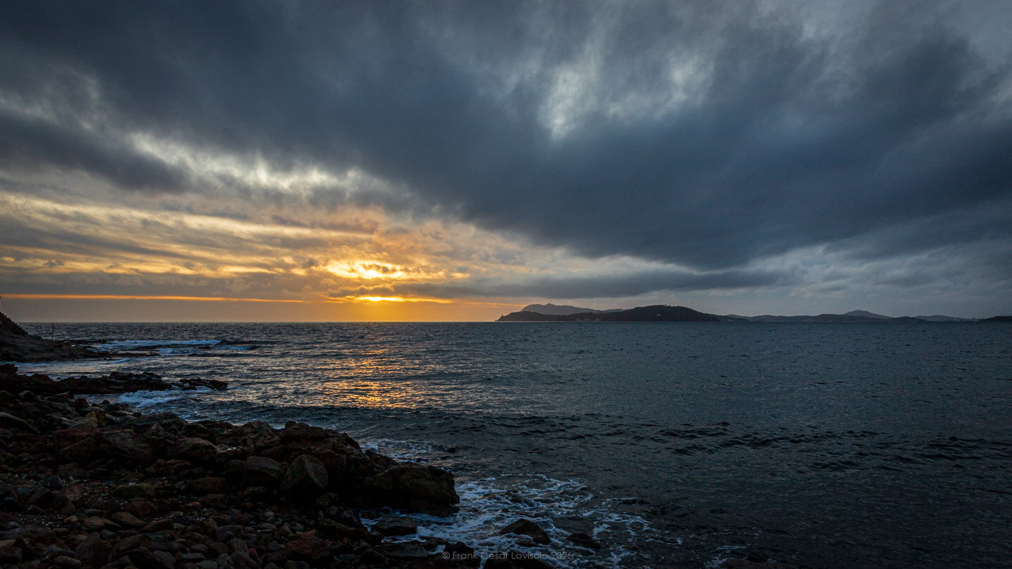 accumulation,périgrination,Photographies - Photographies - Frank César LOVISOLO - L’accumulation est une technique artistique popularisée par Arman, artiste français qui l’a beaucoup travaillée et théorisée. Tel qu’Arman la définit et la produit, l’accumulation est un rassemblement d’objets identiques dans une très grande quantité, généralement fondue dans du plexiglas.