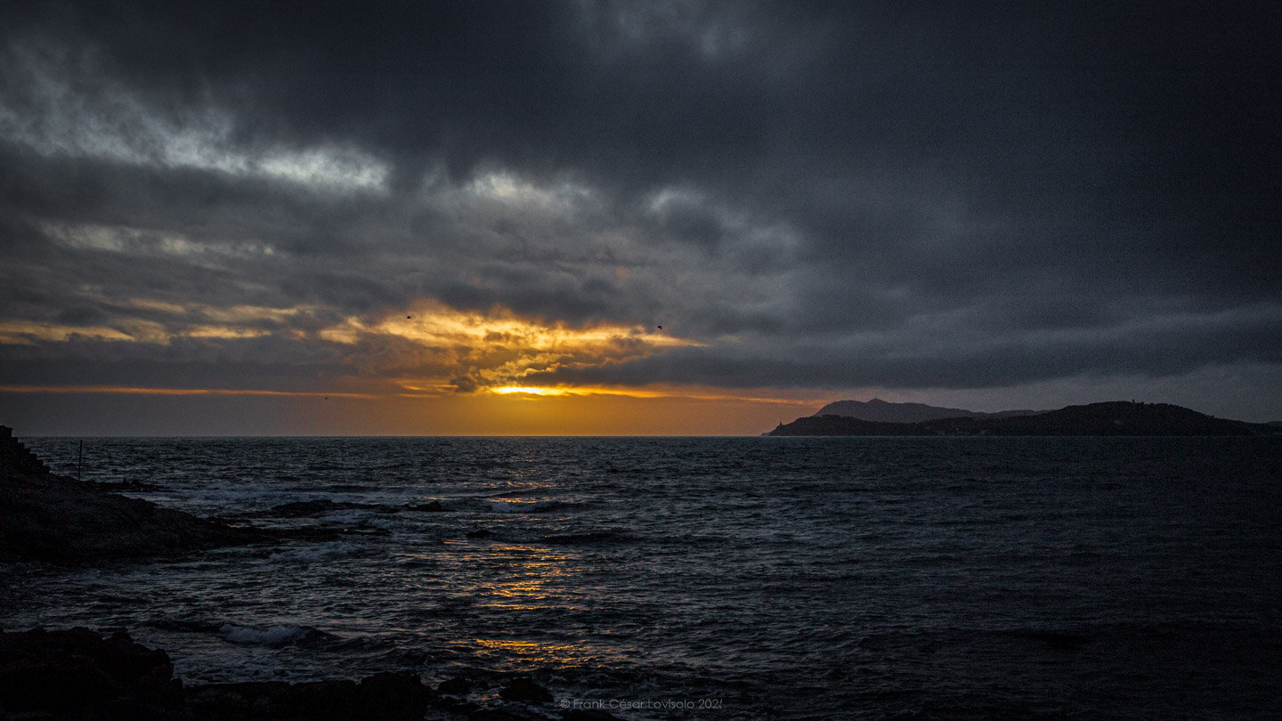 accumulation,périgrination,Photographies - Photographies - Frank César LOVISOLO - L’accumulation est une technique artistique popularisée par Arman, artiste français qui l’a beaucoup travaillée et théorisée. Tel qu’Arman la définit et la produit, l’accumulation est un rassemblement d’objets identiques dans une très grande quantité, généralement fondue dans du plexiglas.