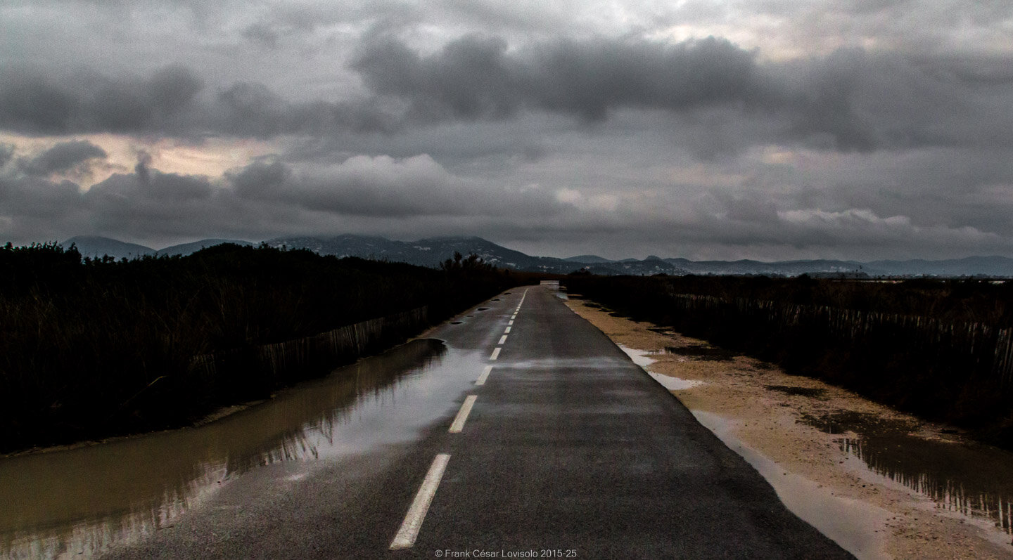 accumulation,périgrination,Photographies - Photographies - Frank César LOVISOLO - L’accumulation est une technique artistique popularisée par Arman, artiste français qui l’a beaucoup travaillée et théorisée. Tel qu’Arman la définit et la produit, l’accumulation est un rassemblement d’objets identiques dans une très grande quantité, généralement fondue dans du plexiglas.