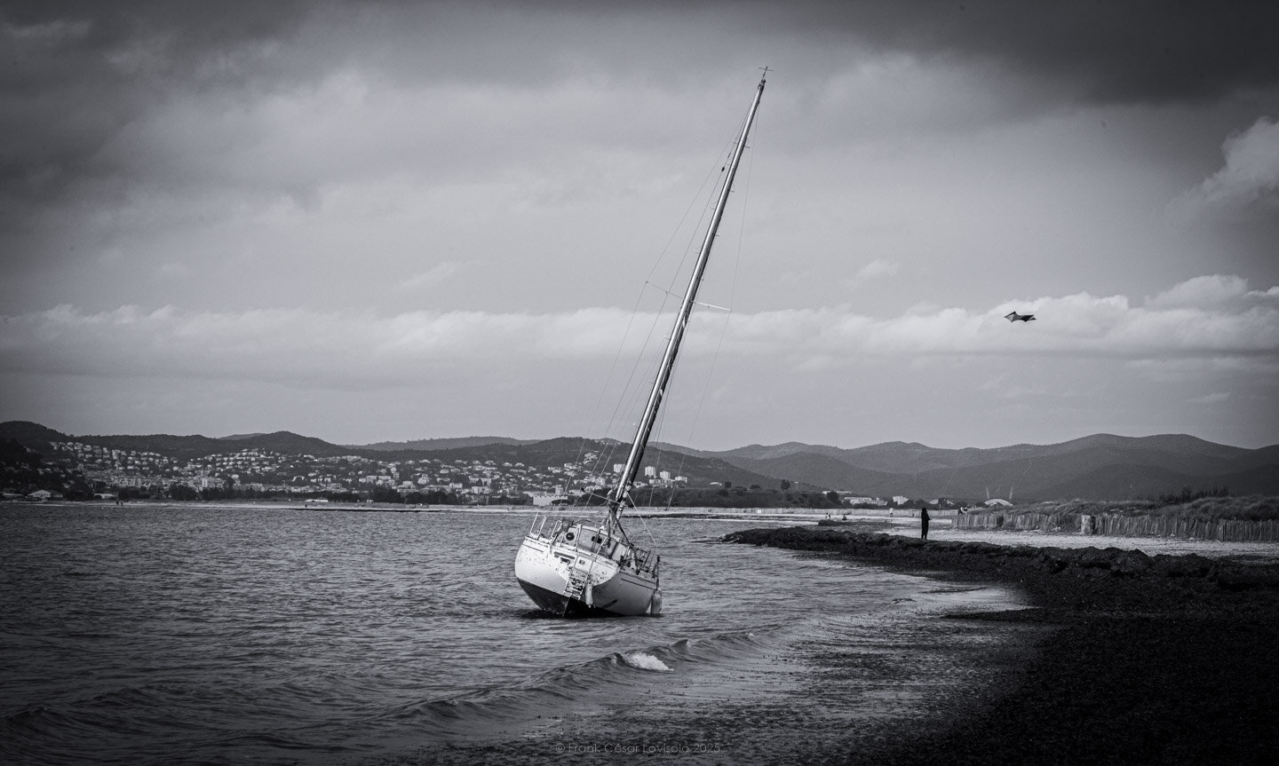 accumulation,périgrination,Photographies - Photographies - Frank César LOVISOLO - L’accumulation est une technique artistique popularisée par Arman, artiste français qui l’a beaucoup travaillée et théorisée. Tel qu’Arman la définit et la produit, l’accumulation est un rassemblement d’objets identiques dans une très grande quantité, généralement fondue dans du plexiglas.