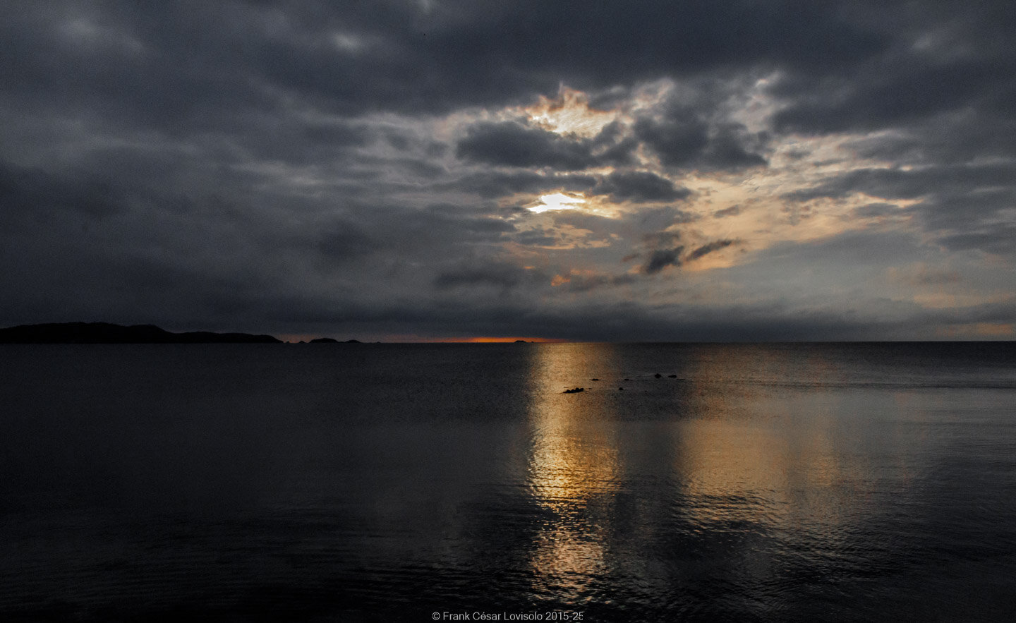 accumulation,périgrination,Photographies - Photographies - Frank César LOVISOLO - L’accumulation est une technique artistique popularisée par Arman, artiste français qui l’a beaucoup travaillée et théorisée. Tel qu’Arman la définit et la produit, l’accumulation est un rassemblement d’objets identiques dans une très grande quantité, généralement fondue dans du plexiglas.