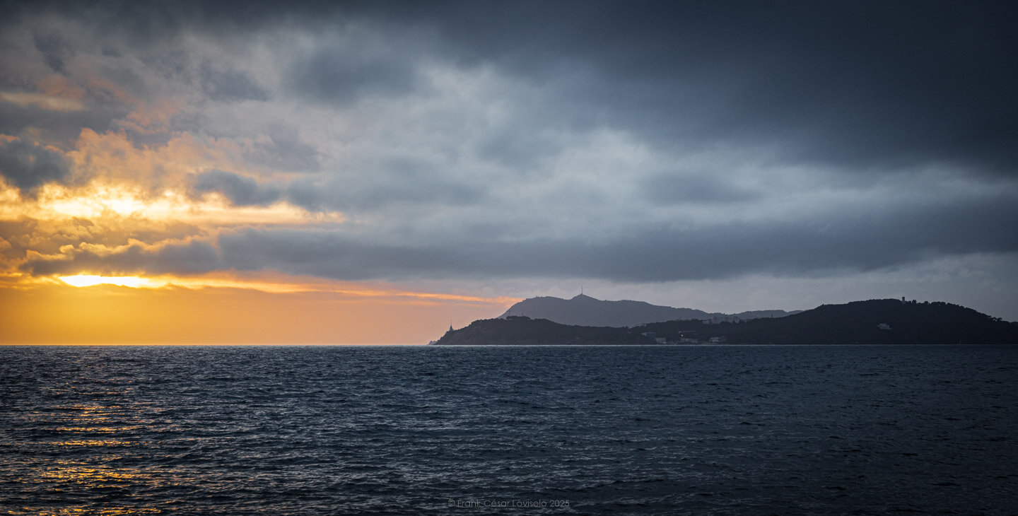 accumulation,périgrination,Photographies - Photographies - Frank César LOVISOLO - L’accumulation est une technique artistique popularisée par Arman, artiste français qui l’a beaucoup travaillée et théorisée. Tel qu’Arman la définit et la produit, l’accumulation est un rassemblement d’objets identiques dans une très grande quantité, généralement fondue dans du plexiglas.