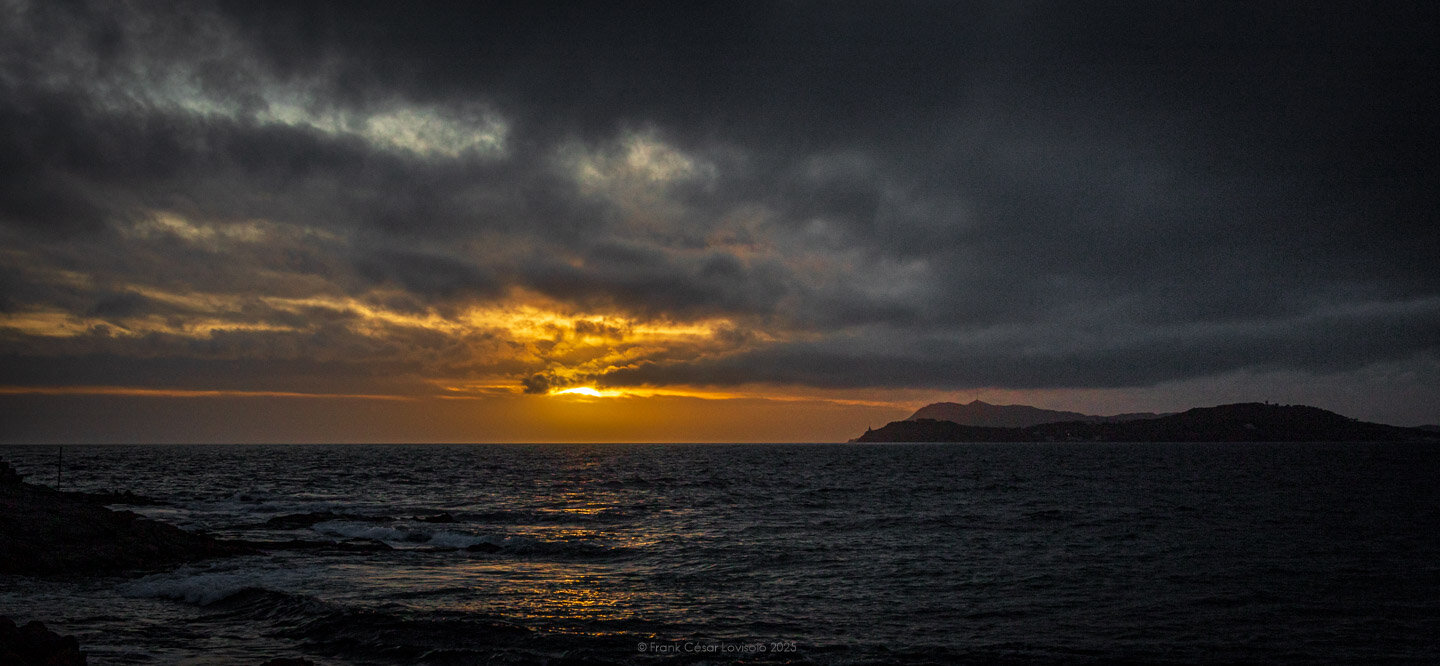 accumulation,périgrination,Photographies - Photographies - Frank César LOVISOLO - L’accumulation est une technique artistique popularisée par Arman, artiste français qui l’a beaucoup travaillée et théorisée. Tel qu’Arman la définit et la produit, l’accumulation est un rassemblement d’objets identiques dans une très grande quantité, généralement fondue dans du plexiglas.