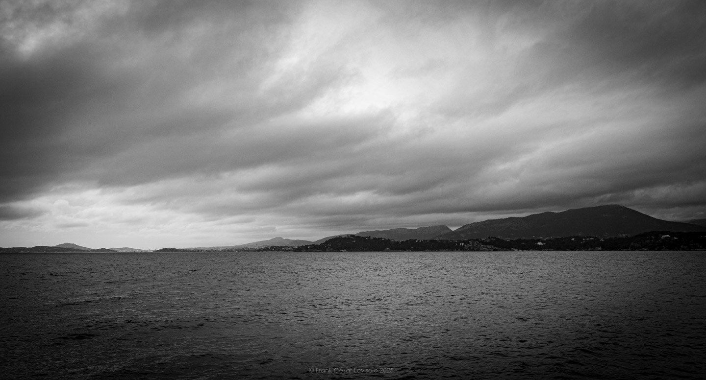 accumulation,périgrination,Photographies - Photographies - Frank César LOVISOLO - L’accumulation est une technique artistique popularisée par Arman, artiste français qui l’a beaucoup travaillée et théorisée. Tel qu’Arman la définit et la produit, l’accumulation est un rassemblement d’objets identiques dans une très grande quantité, généralement fondue dans du plexiglas.