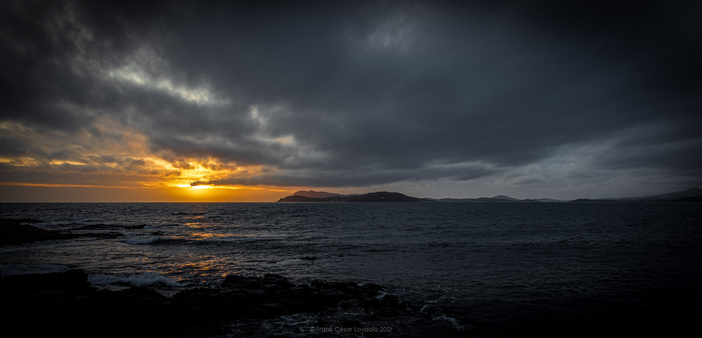accumulation,périgrination,Photographies - Photographies - Frank César LOVISOLO - L’accumulation est une technique artistique popularisée par Arman, artiste français qui l’a beaucoup travaillée et théorisée. Tel qu’Arman la définit et la produit, l’accumulation est un rassemblement d’objets identiques dans une très grande quantité, généralement fondue dans du plexiglas.