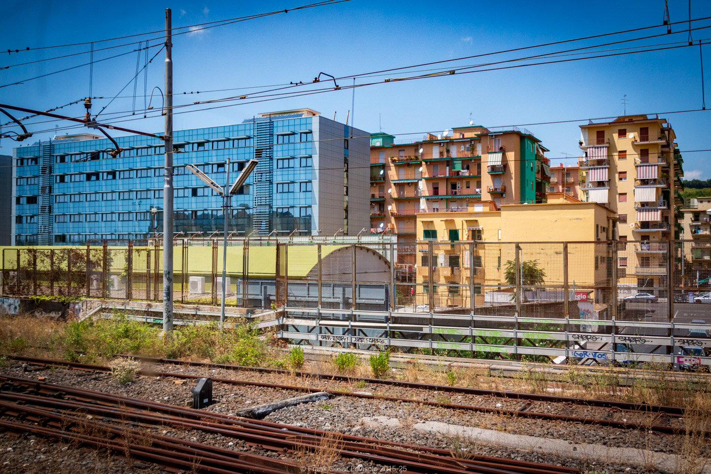 accumulation,périgrination,Photographies - Photographies - Frank César LOVISOLO - L’accumulation est une technique artistique popularisée par Arman, artiste français qui l’a beaucoup travaillée et théorisée. Tel qu’Arman la définit et la produit, l’accumulation est un rassemblement d’objets identiques dans une très grande quantité, généralement fondue dans du plexiglas.