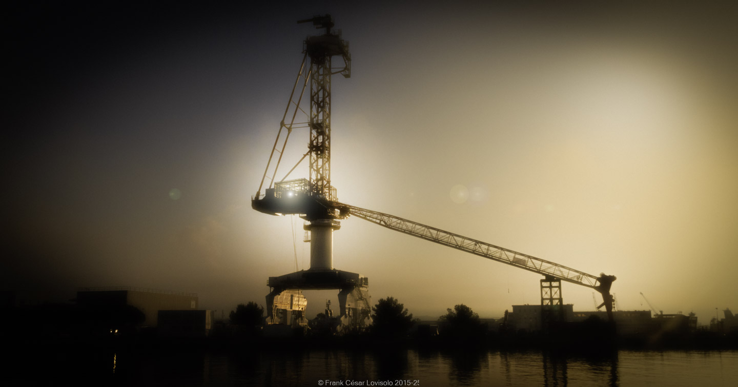 accumulation,périgrination,Photographies - Photographies - Frank César LOVISOLO - L’accumulation est une technique artistique popularisée par Arman, artiste français qui l’a beaucoup travaillée et théorisée. Tel qu’Arman la définit et la produit, l’accumulation est un rassemblement d’objets identiques dans une très grande quantité, généralement fondue dans du plexiglas.