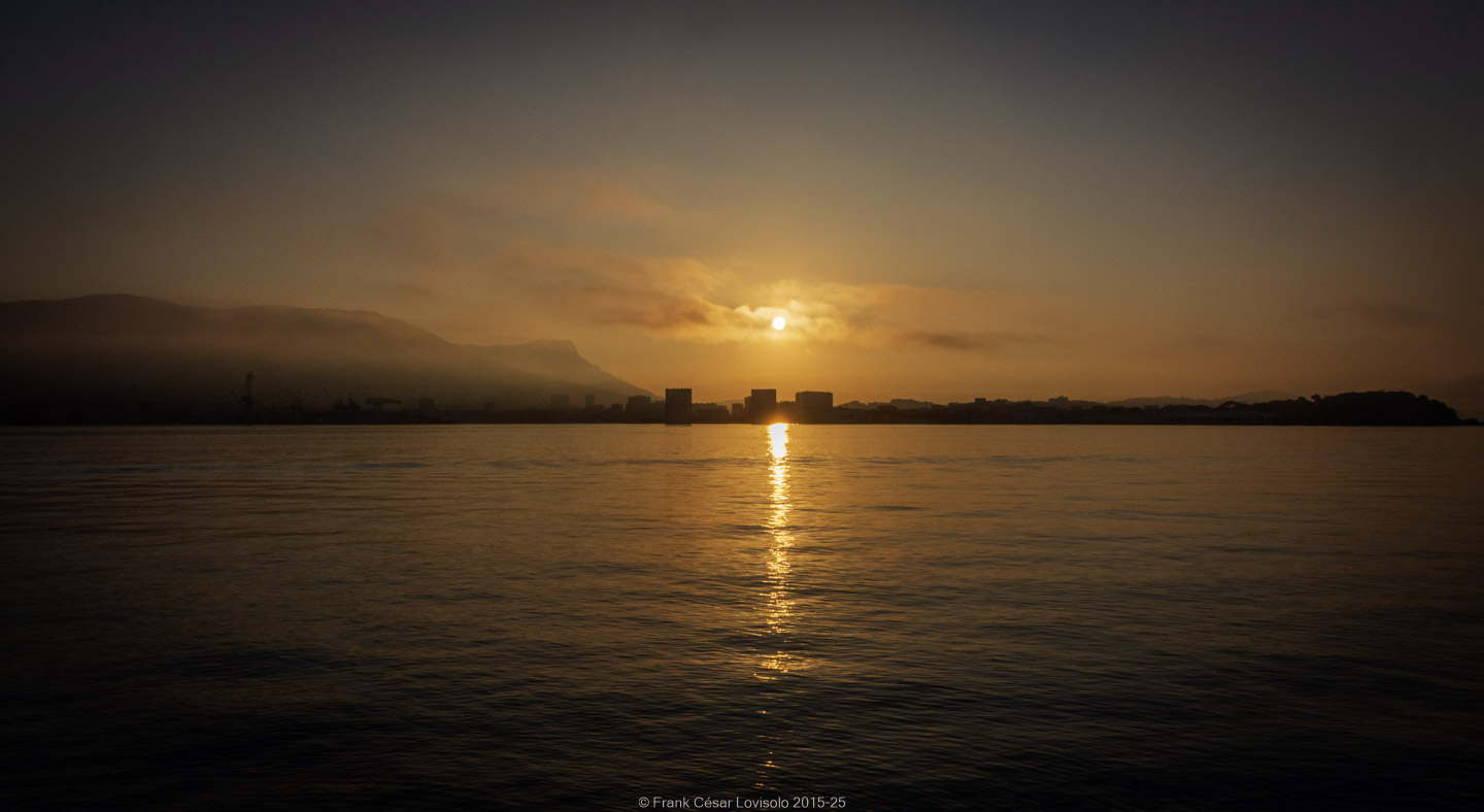 accumulation,périgrination,Photographies - Photographies - Frank César LOVISOLO - L’accumulation est une technique artistique popularisée par Arman, artiste français qui l’a beaucoup travaillée et théorisée. Tel qu’Arman la définit et la produit, l’accumulation est un rassemblement d’objets identiques dans une très grande quantité, généralement fondue dans du plexiglas.