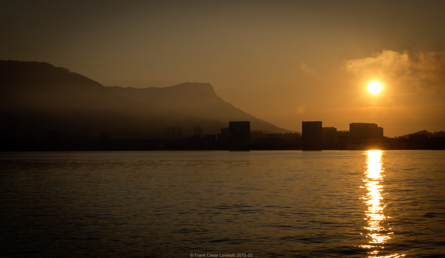 accumulation,périgrination,Photographies - Photographies - Frank César LOVISOLO - L’accumulation est une technique artistique popularisée par Arman, artiste français qui l’a beaucoup travaillée et théorisée. Tel qu’Arman la définit et la produit, l’accumulation est un rassemblement d’objets identiques dans une très grande quantité, généralement fondue dans du plexiglas.