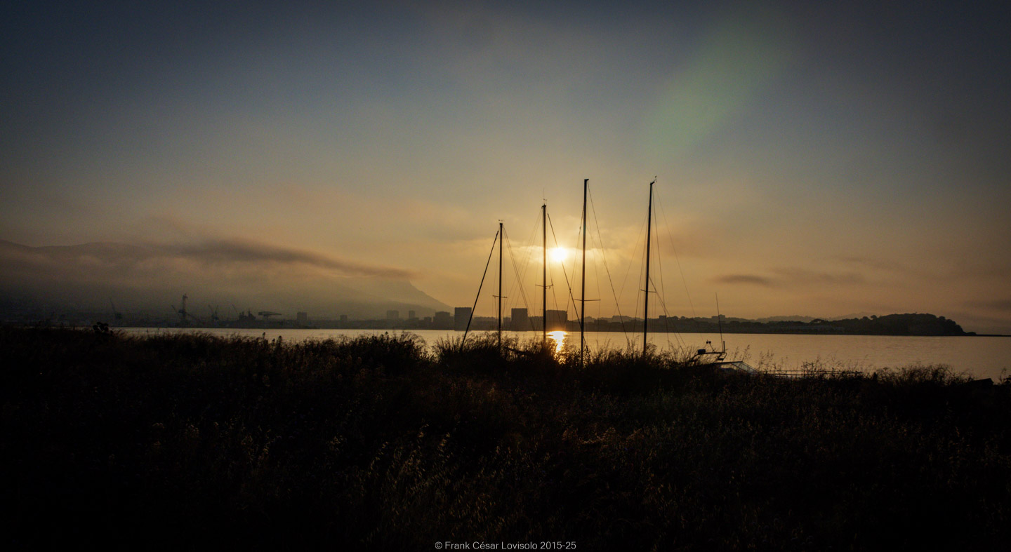accumulation,périgrination,Photographies - Photographies - Frank César LOVISOLO - L’accumulation est une technique artistique popularisée par Arman, artiste français qui l’a beaucoup travaillée et théorisée. Tel qu’Arman la définit et la produit, l’accumulation est un rassemblement d’objets identiques dans une très grande quantité, généralement fondue dans du plexiglas.