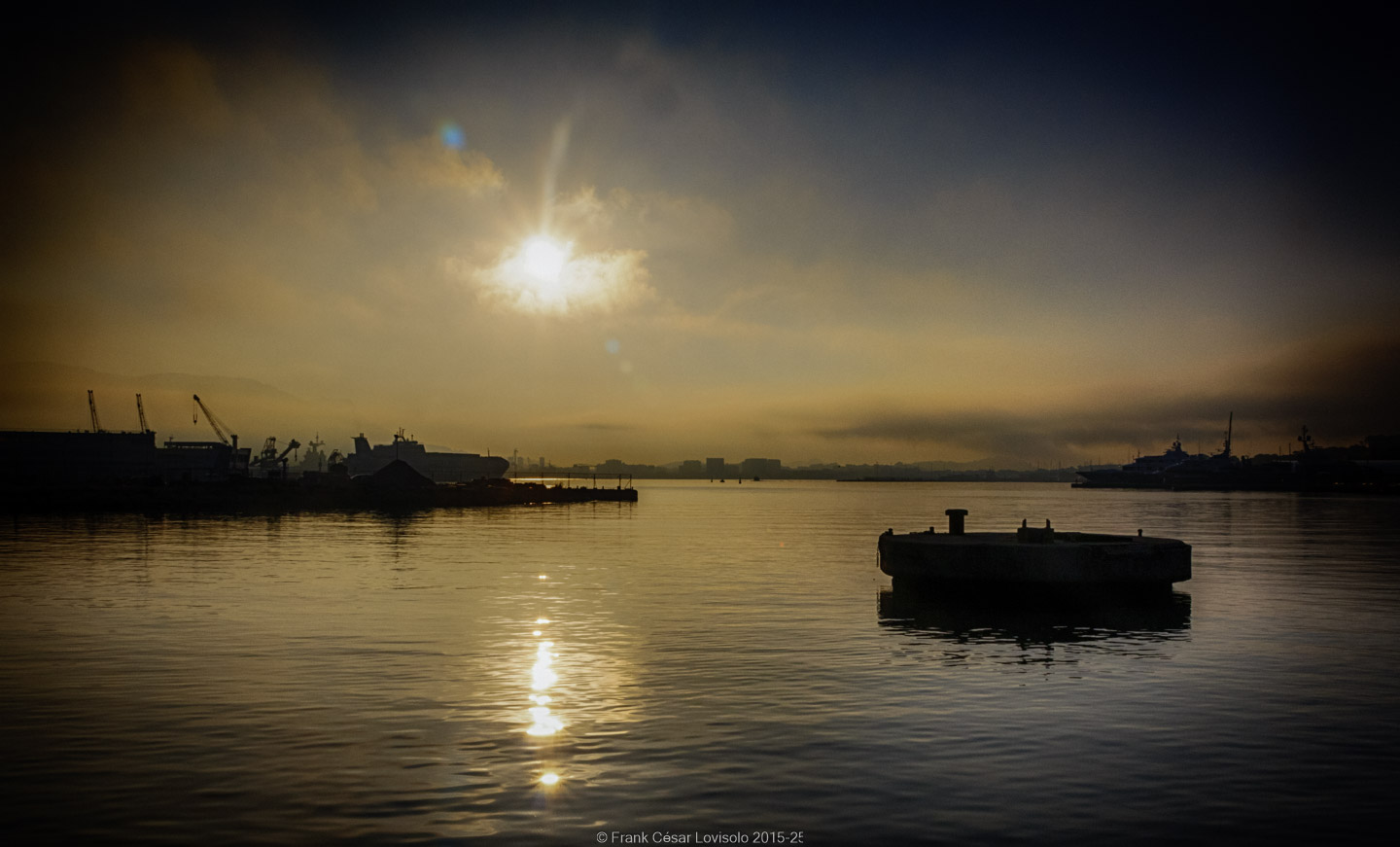 accumulation,périgrination,Photographies - Photographies - Frank César LOVISOLO - L’accumulation est une technique artistique popularisée par Arman, artiste français qui l’a beaucoup travaillée et théorisée. Tel qu’Arman la définit et la produit, l’accumulation est un rassemblement d’objets identiques dans une très grande quantité, généralement fondue dans du plexiglas.