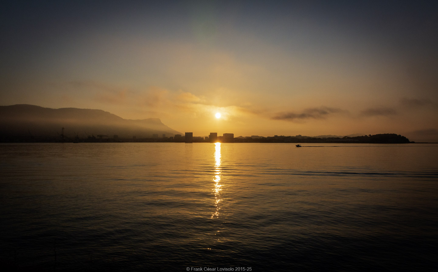 accumulation,périgrination,Photographies - Photographies - Frank César LOVISOLO - L’accumulation est une technique artistique popularisée par Arman, artiste français qui l’a beaucoup travaillée et théorisée. Tel qu’Arman la définit et la produit, l’accumulation est un rassemblement d’objets identiques dans une très grande quantité, généralement fondue dans du plexiglas.