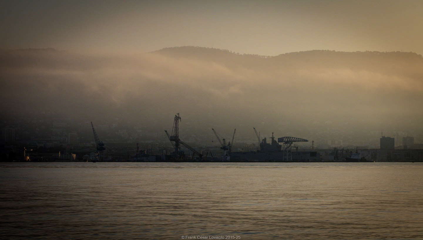 accumulation,périgrination,Photographies - Photographies - Frank César LOVISOLO - L’accumulation est une technique artistique popularisée par Arman, artiste français qui l’a beaucoup travaillée et théorisée. Tel qu’Arman la définit et la produit, l’accumulation est un rassemblement d’objets identiques dans une très grande quantité, généralement fondue dans du plexiglas.