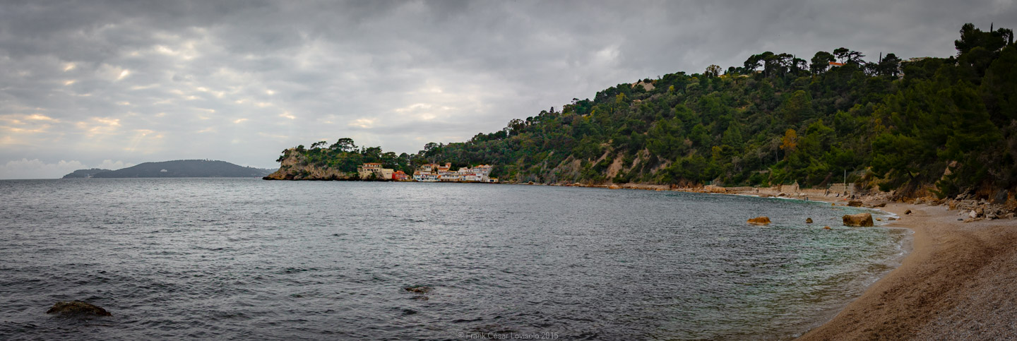 accumulation,périgrination,Photographies - Photographies - Frank César LOVISOLO - L’accumulation est une technique artistique popularisée par Arman, artiste français qui l’a beaucoup travaillée et théorisée. Tel qu’Arman la définit et la produit, l’accumulation est un rassemblement d’objets identiques dans une très grande quantité, généralement fondue dans du plexiglas.
