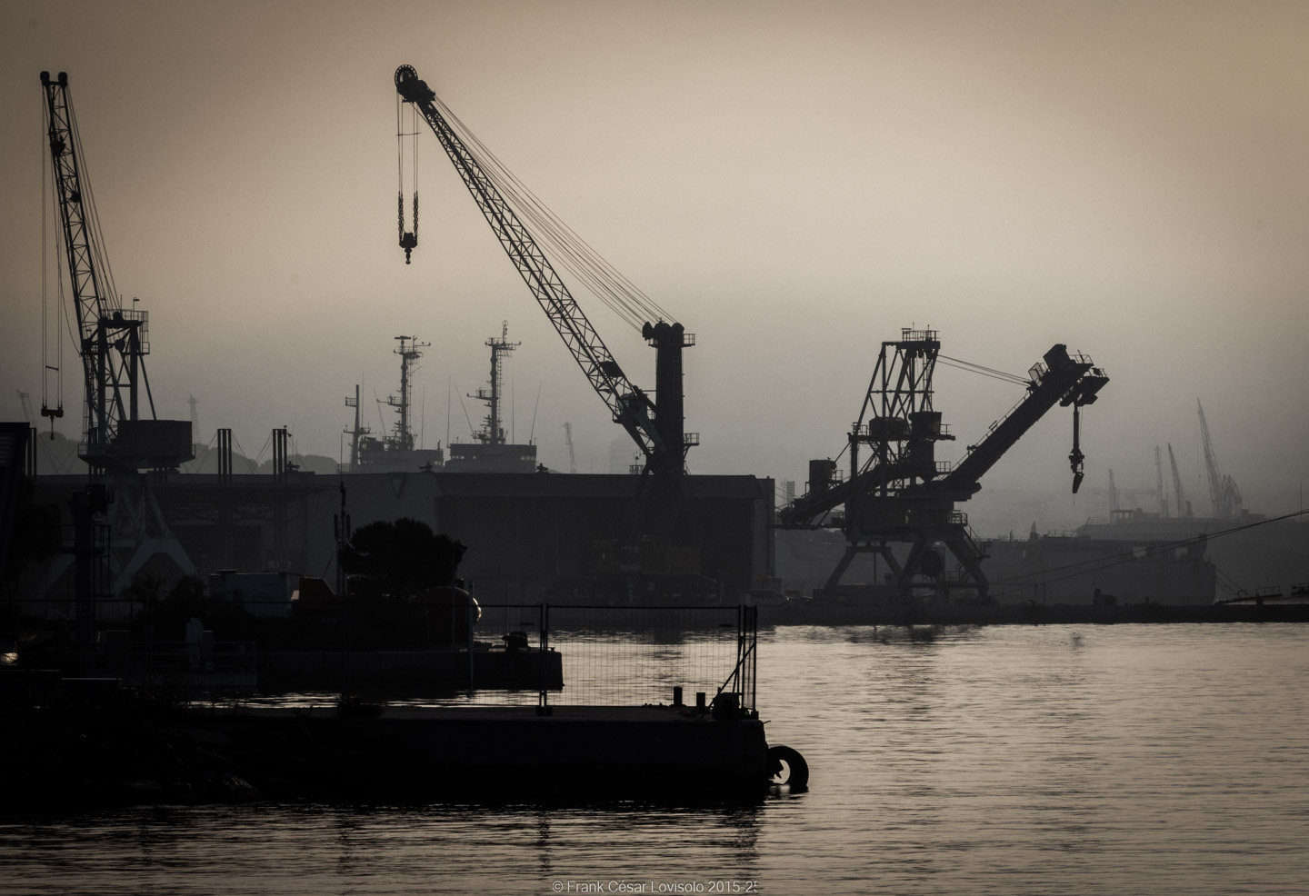 accumulation,périgrination,Photographies - Photographies - Frank César LOVISOLO - L’accumulation est une technique artistique popularisée par Arman, artiste français qui l’a beaucoup travaillée et théorisée. Tel qu’Arman la définit et la produit, l’accumulation est un rassemblement d’objets identiques dans une très grande quantité, généralement fondue dans du plexiglas.