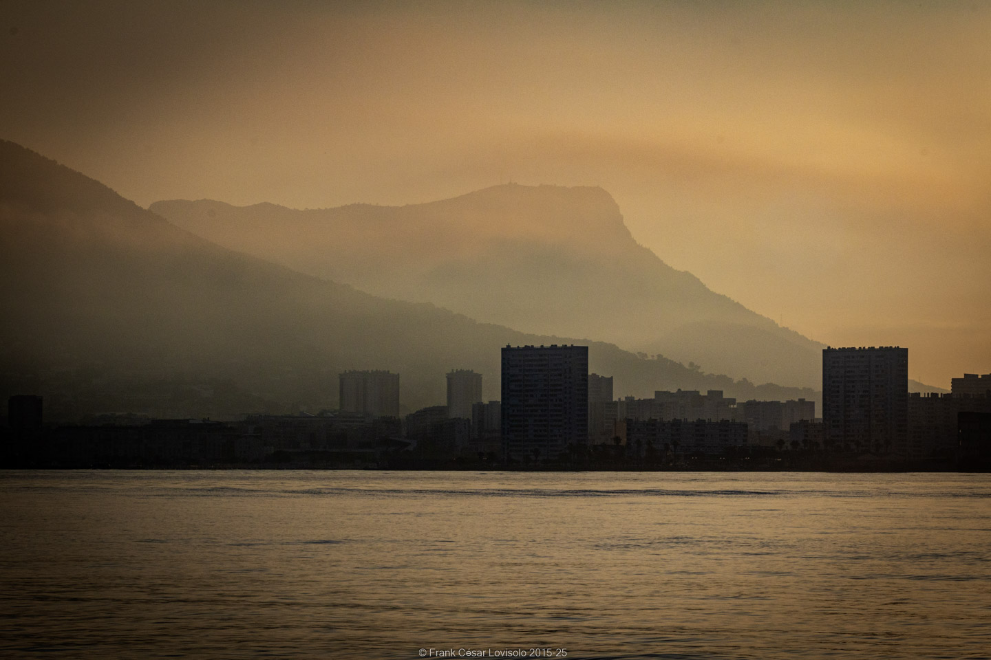 accumulation,périgrination,Photographies - Photographies - Frank César LOVISOLO - L’accumulation est une technique artistique popularisée par Arman, artiste français qui l’a beaucoup travaillée et théorisée. Tel qu’Arman la définit et la produit, l’accumulation est un rassemblement d’objets identiques dans une très grande quantité, généralement fondue dans du plexiglas.