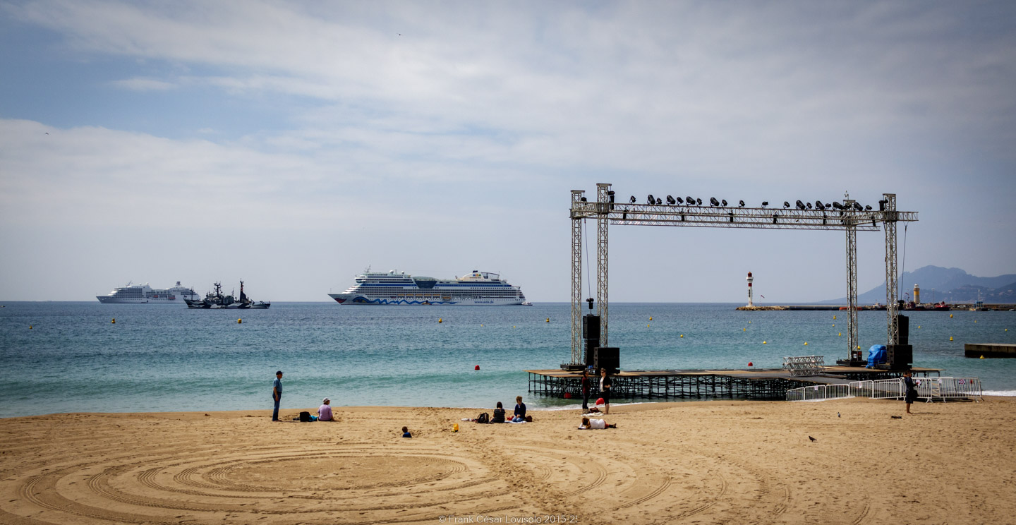 accumulation,périgrination,Photographies - Photographies - Frank César LOVISOLO - L’accumulation est une technique artistique popularisée par Arman, artiste français qui l’a beaucoup travaillée et théorisée. Tel qu’Arman la définit et la produit, l’accumulation est un rassemblement d’objets identiques dans une très grande quantité, généralement fondue dans du plexiglas.