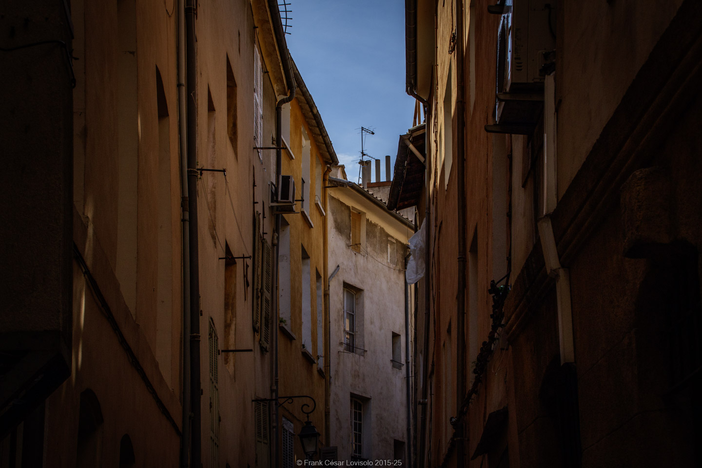 accumulation,périgrination,Photographies - Photographies - Frank César LOVISOLO - L’accumulation est une technique artistique popularisée par Arman, artiste français qui l’a beaucoup travaillée et théorisée. Tel qu’Arman la définit et la produit, l’accumulation est un rassemblement d’objets identiques dans une très grande quantité, généralement fondue dans du plexiglas.