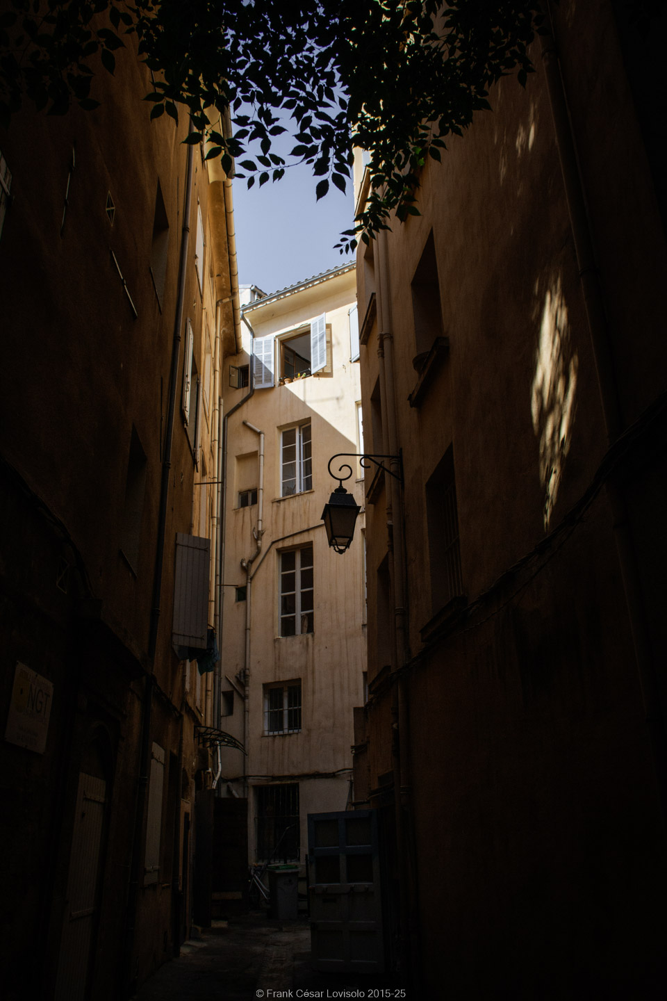 accumulation,périgrination,Photographies - Photographies - Frank César LOVISOLO - L’accumulation est une technique artistique popularisée par Arman, artiste français qui l’a beaucoup travaillée et théorisée. Tel qu’Arman la définit et la produit, l’accumulation est un rassemblement d’objets identiques dans une très grande quantité, généralement fondue dans du plexiglas.