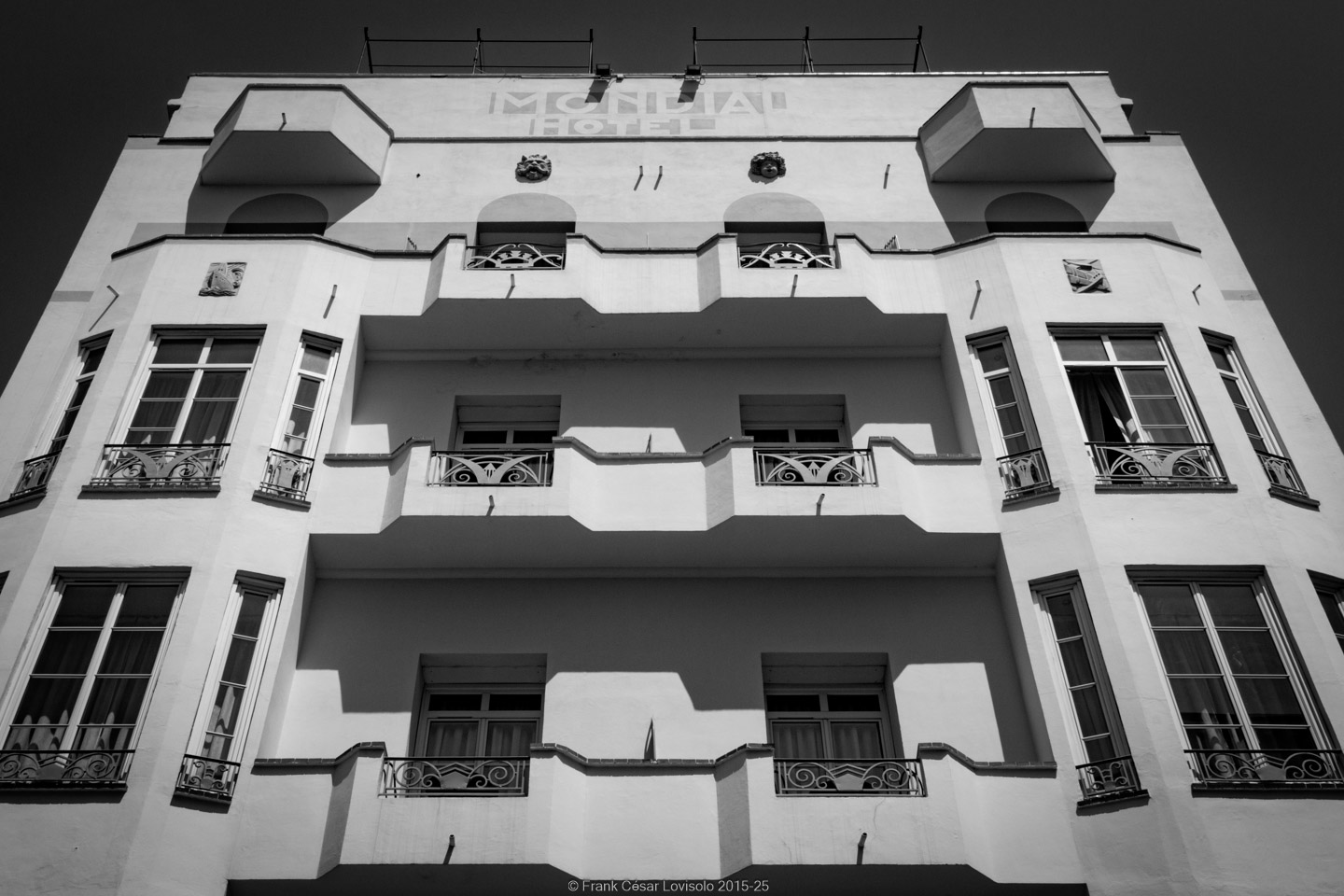 accumulation,périgrination,Photographies - Photographies - Frank César LOVISOLO - L’accumulation est une technique artistique popularisée par Arman, artiste français qui l’a beaucoup travaillée et théorisée. Tel qu’Arman la définit et la produit, l’accumulation est un rassemblement d’objets identiques dans une très grande quantité, généralement fondue dans du plexiglas.