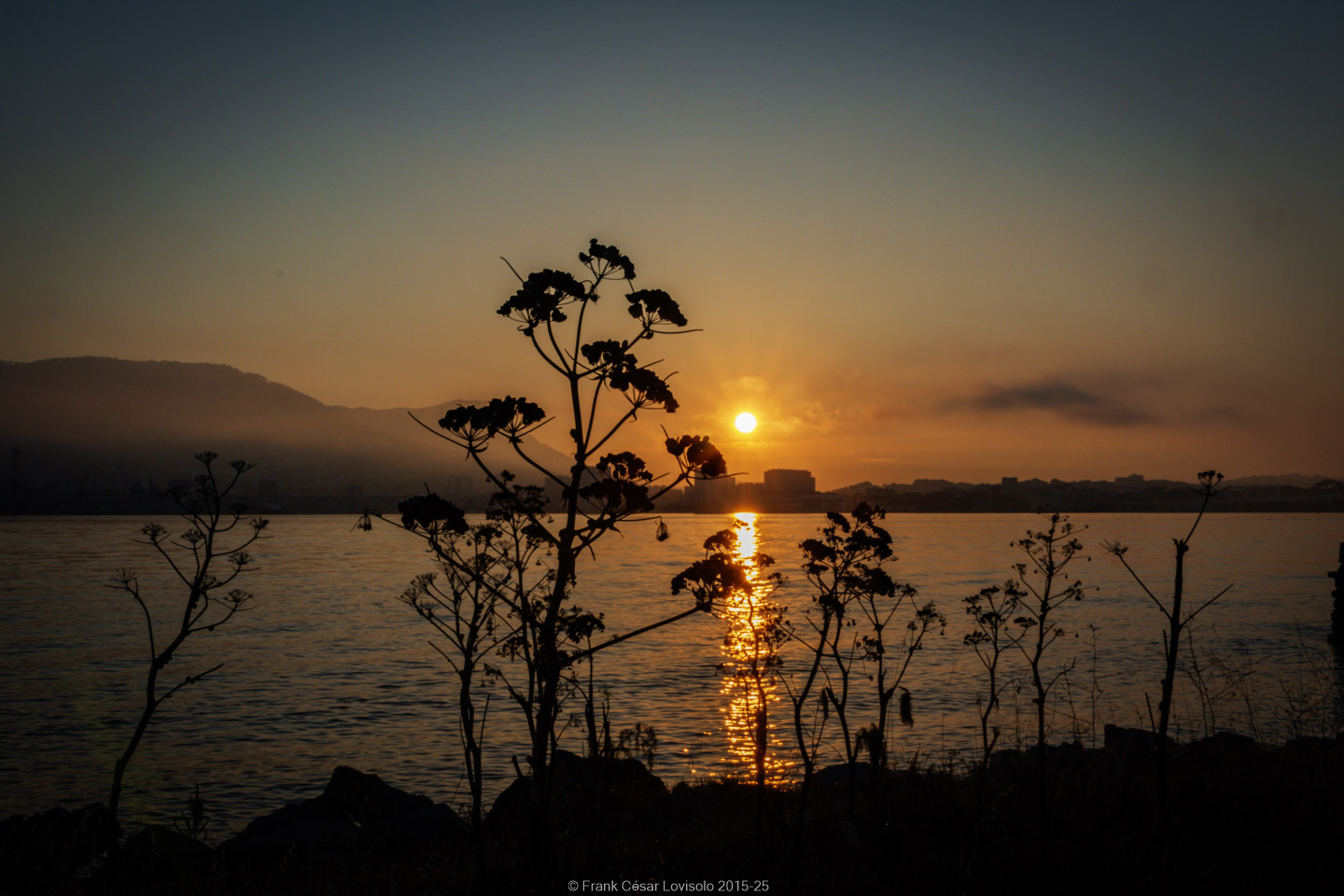 accumulation,périgrination,Photographies - Photographies - Frank César LOVISOLO - L’accumulation est une technique artistique popularisée par Arman, artiste français qui l’a beaucoup travaillée et théorisée. Tel qu’Arman la définit et la produit, l’accumulation est un rassemblement d’objets identiques dans une très grande quantité, généralement fondue dans du plexiglas.
