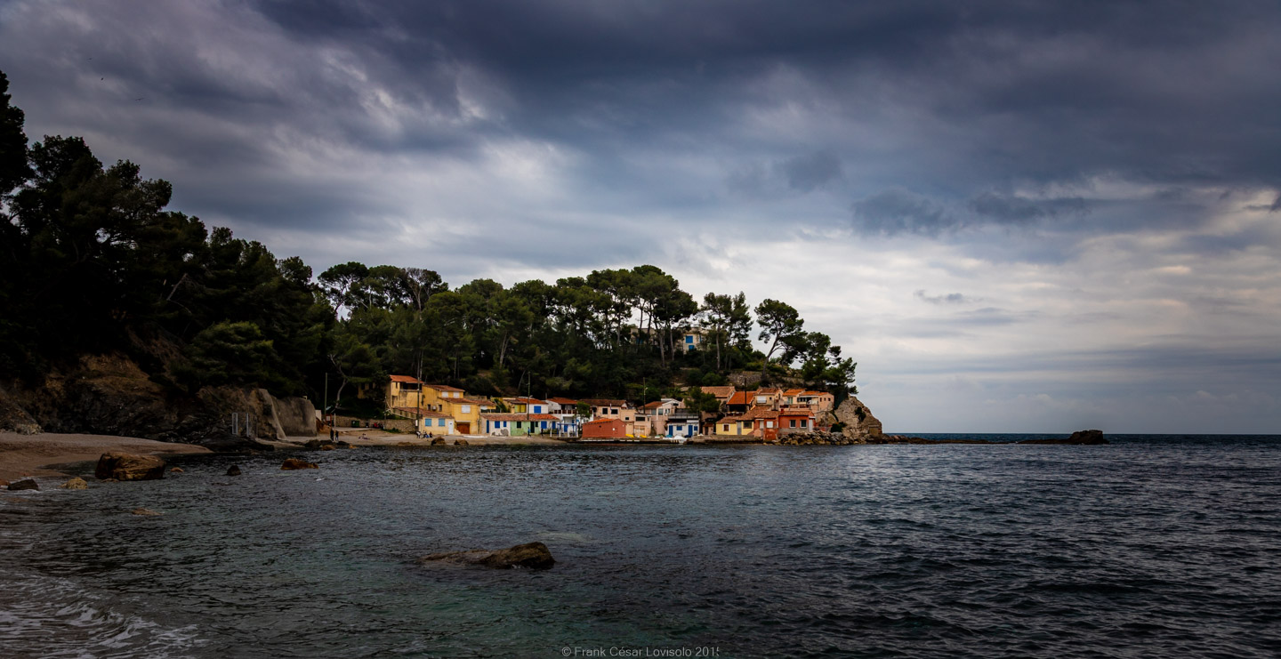 accumulation,périgrination,Photographies - Photographies - Frank César LOVISOLO - L’accumulation est une technique artistique popularisée par Arman, artiste français qui l’a beaucoup travaillée et théorisée. Tel qu’Arman la définit et la produit, l’accumulation est un rassemblement d’objets identiques dans une très grande quantité, généralement fondue dans du plexiglas.