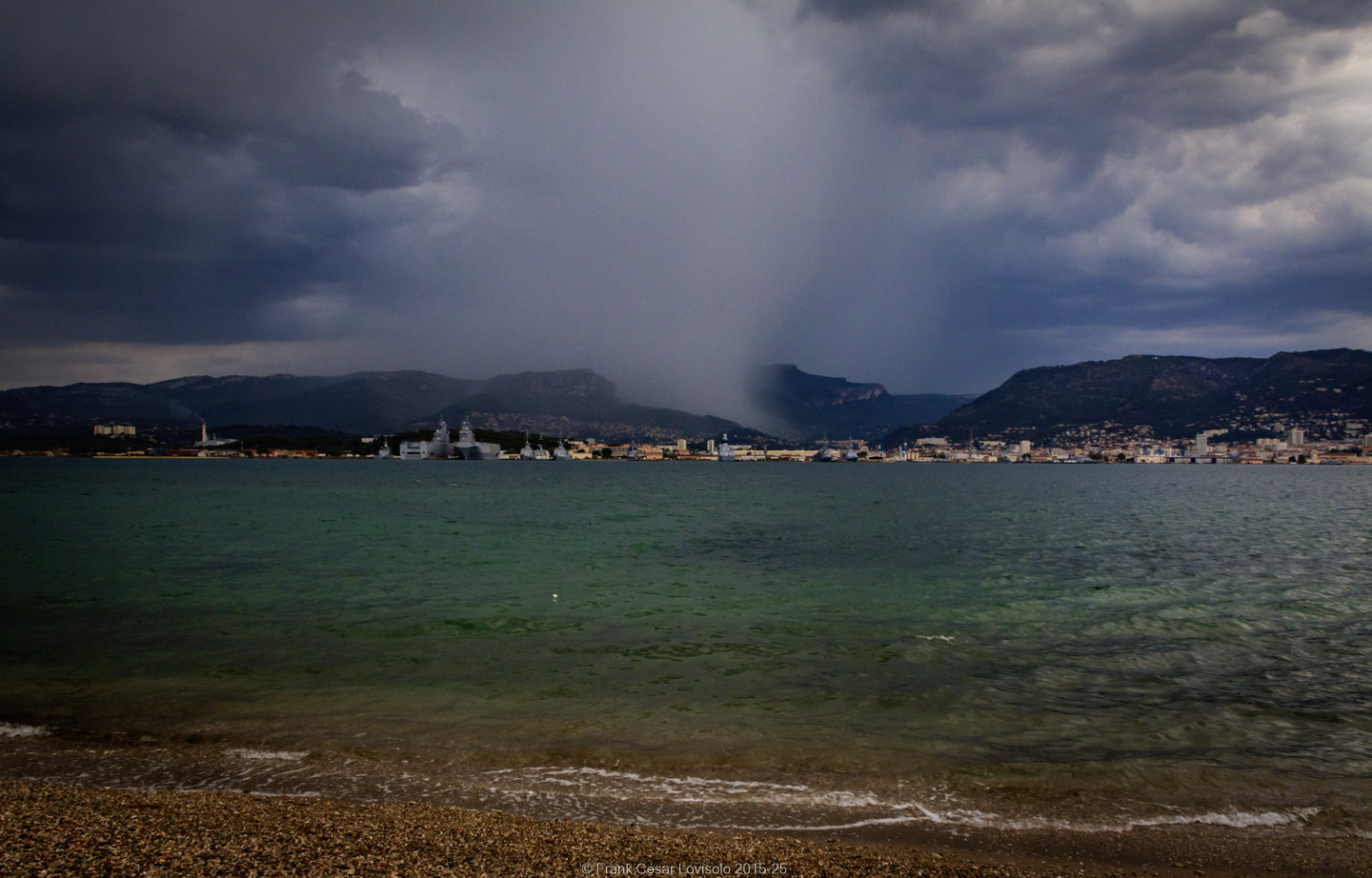 accumulation,périgrination,Photographies - Photographies - Frank César LOVISOLO - L’accumulation est une technique artistique popularisée par Arman, artiste français qui l’a beaucoup travaillée et théorisée. Tel qu’Arman la définit et la produit, l’accumulation est un rassemblement d’objets identiques dans une très grande quantité, généralement fondue dans du plexiglas.