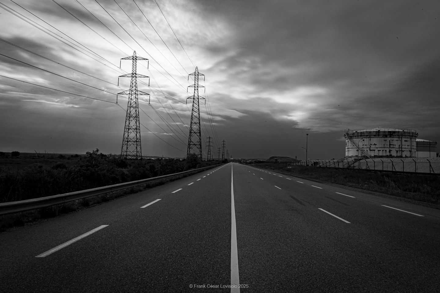 accumulation,périgrination,Photographies - Photographies - Frank César LOVISOLO - L’accumulation est une technique artistique popularisée par Arman, artiste français qui l’a beaucoup travaillée et théorisée. Tel qu’Arman la définit et la produit, l’accumulation est un rassemblement d’objets identiques dans une très grande quantité, généralement fondue dans du plexiglas.