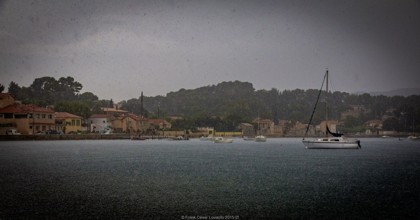 accumulation,périgrination,Photographies - Photographies - Frank César LOVISOLO - L’accumulation est une technique artistique popularisée par Arman, artiste français qui l’a beaucoup travaillée et théorisée. Tel qu’Arman la définit et la produit, l’accumulation est un rassemblement d’objets identiques dans une très grande quantité, généralement fondue dans du plexiglas.
