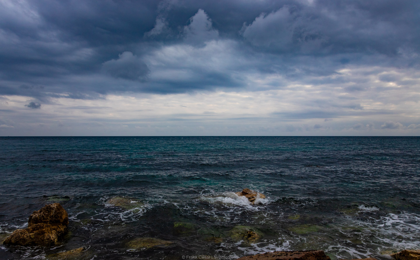 accumulation,périgrination,Photographies - Photographies - Frank César LOVISOLO - L’accumulation est une technique artistique popularisée par Arman, artiste français qui l’a beaucoup travaillée et théorisée. Tel qu’Arman la définit et la produit, l’accumulation est un rassemblement d’objets identiques dans une très grande quantité, généralement fondue dans du plexiglas.