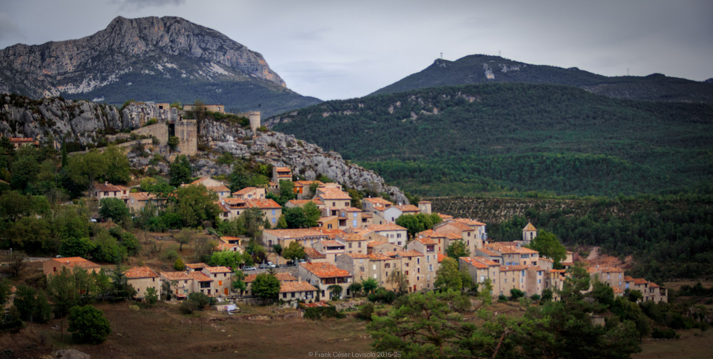 accumulation,périgrination,Photographies - Photographies - Frank César LOVISOLO - L’accumulation est une technique artistique popularisée par Arman, artiste français qui l’a beaucoup travaillée et théorisée. Tel qu’Arman la définit et la produit, l’accumulation est un rassemblement d’objets identiques dans une très grande quantité, généralement fondue dans du plexiglas.