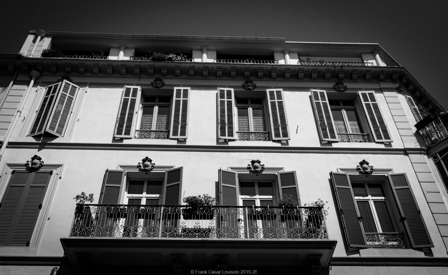 accumulation,périgrination,Photographies - Photographies - Frank César LOVISOLO - L’accumulation est une technique artistique popularisée par Arman, artiste français qui l’a beaucoup travaillée et théorisée. Tel qu’Arman la définit et la produit, l’accumulation est un rassemblement d’objets identiques dans une très grande quantité, généralement fondue dans du plexiglas.