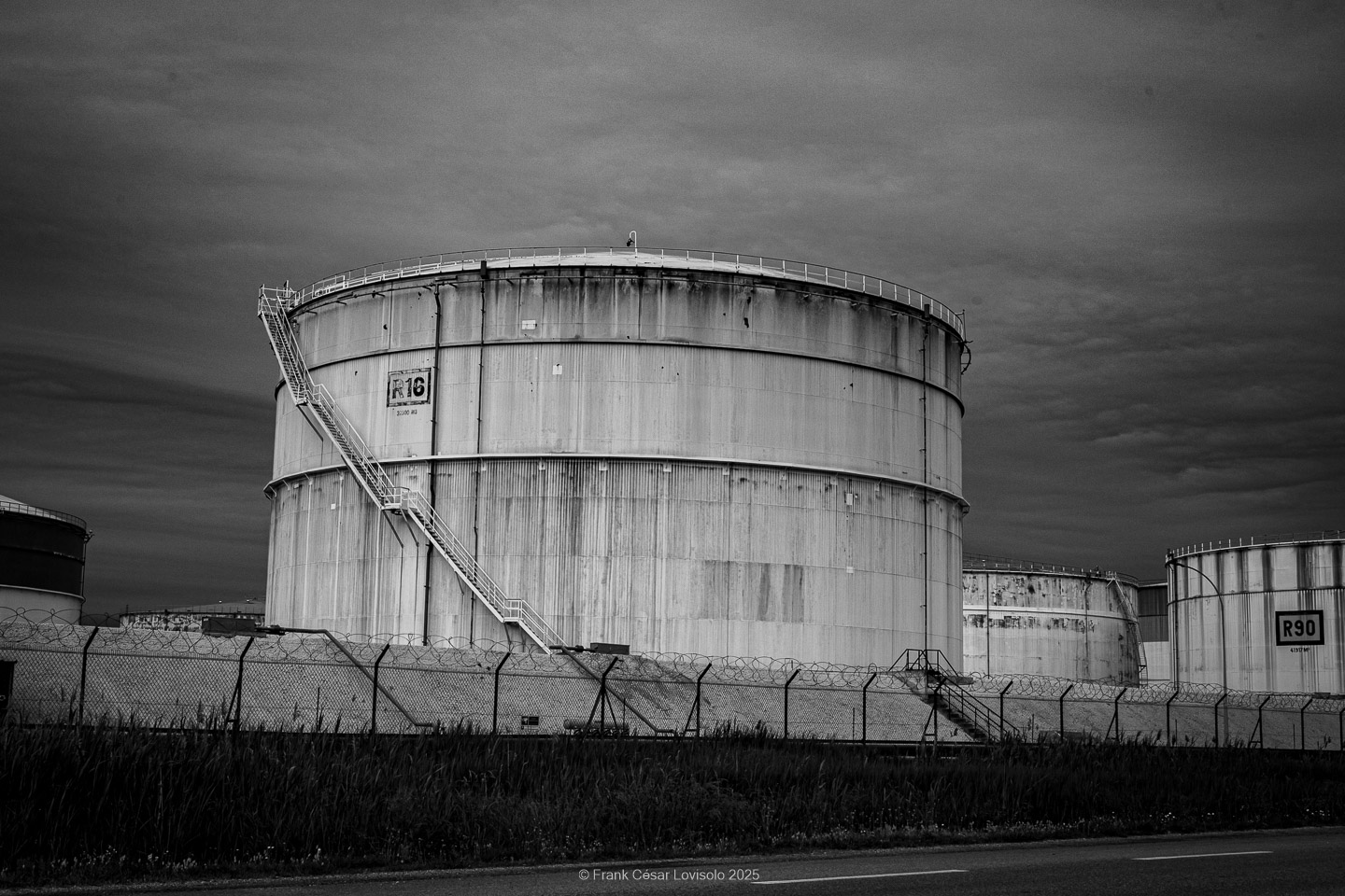 accumulation,périgrination,Photographies - Photographies - Frank César LOVISOLO - L’accumulation est une technique artistique popularisée par Arman, artiste français qui l’a beaucoup travaillée et théorisée. Tel qu’Arman la définit et la produit, l’accumulation est un rassemblement d’objets identiques dans une très grande quantité, généralement fondue dans du plexiglas.