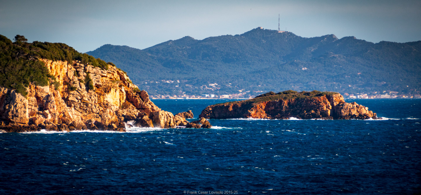 accumulation,périgrination,Photographies - Photographies - Frank César LOVISOLO - L’accumulation est une technique artistique popularisée par Arman, artiste français qui l’a beaucoup travaillée et théorisée. Tel qu’Arman la définit et la produit, l’accumulation est un rassemblement d’objets identiques dans une très grande quantité, généralement fondue dans du plexiglas.