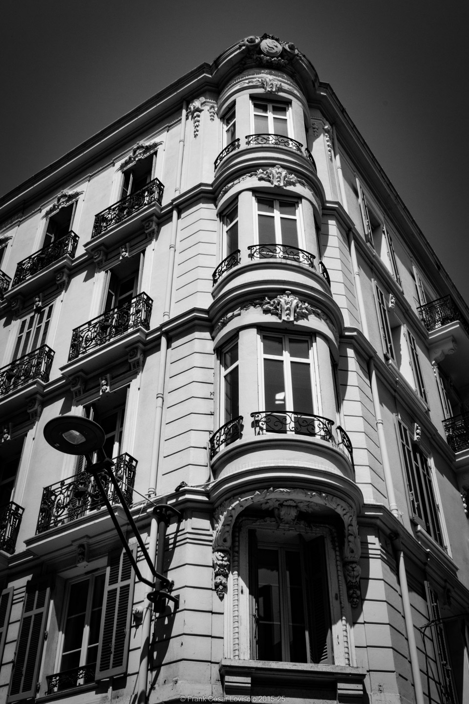 accumulation,périgrination,Photographies - Photographies - Frank César LOVISOLO - L’accumulation est une technique artistique popularisée par Arman, artiste français qui l’a beaucoup travaillée et théorisée. Tel qu’Arman la définit et la produit, l’accumulation est un rassemblement d’objets identiques dans une très grande quantité, généralement fondue dans du plexiglas.