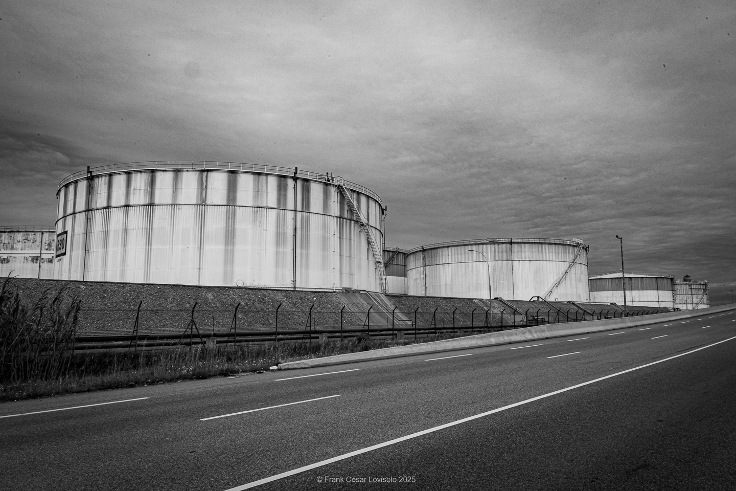 accumulation,périgrination,Photographies - Photographies - Frank César LOVISOLO - L’accumulation est une technique artistique popularisée par Arman, artiste français qui l’a beaucoup travaillée et théorisée. Tel qu’Arman la définit et la produit, l’accumulation est un rassemblement d’objets identiques dans une très grande quantité, généralement fondue dans du plexiglas.