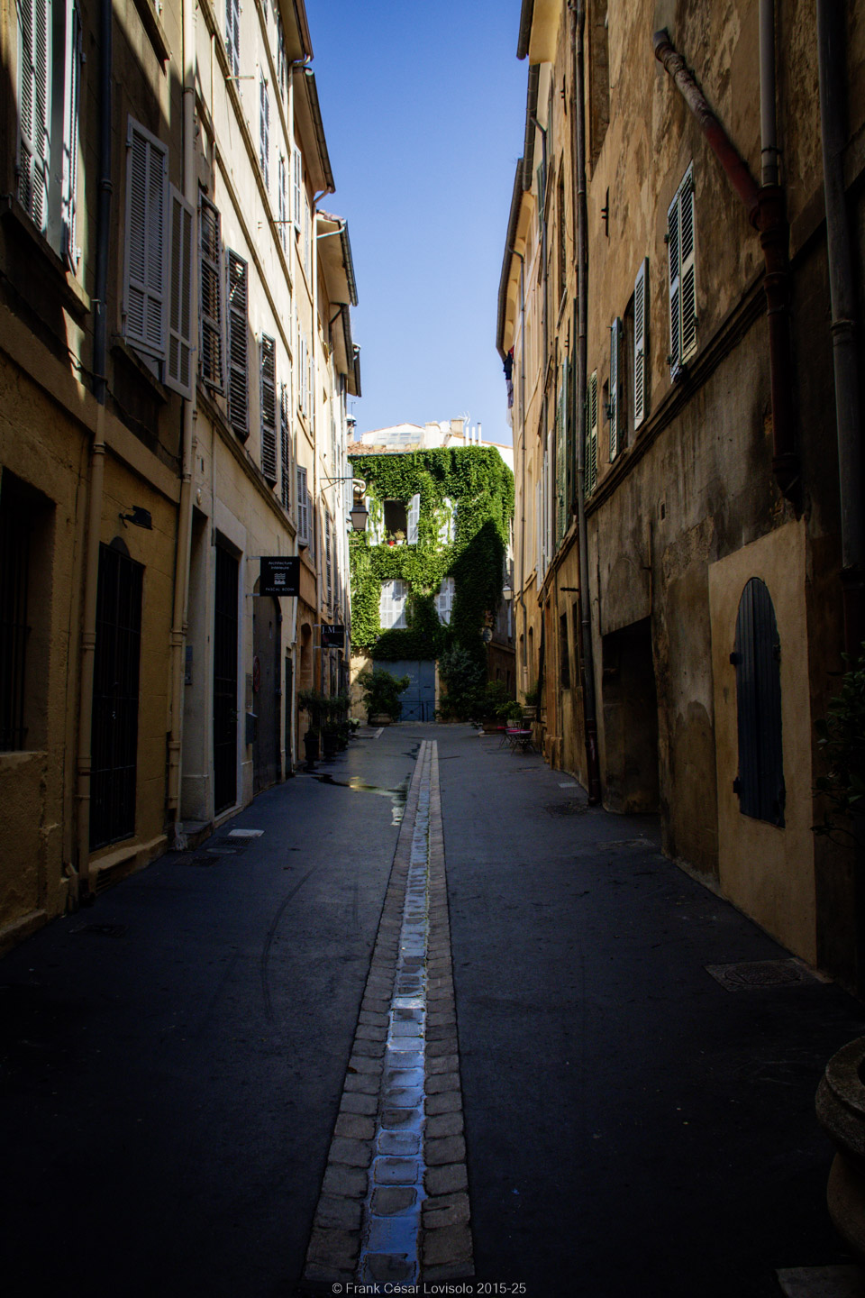 accumulation,périgrination,Photographies - Photographies - Frank César LOVISOLO - L’accumulation est une technique artistique popularisée par Arman, artiste français qui l’a beaucoup travaillée et théorisée. Tel qu’Arman la définit et la produit, l’accumulation est un rassemblement d’objets identiques dans une très grande quantité, généralement fondue dans du plexiglas.