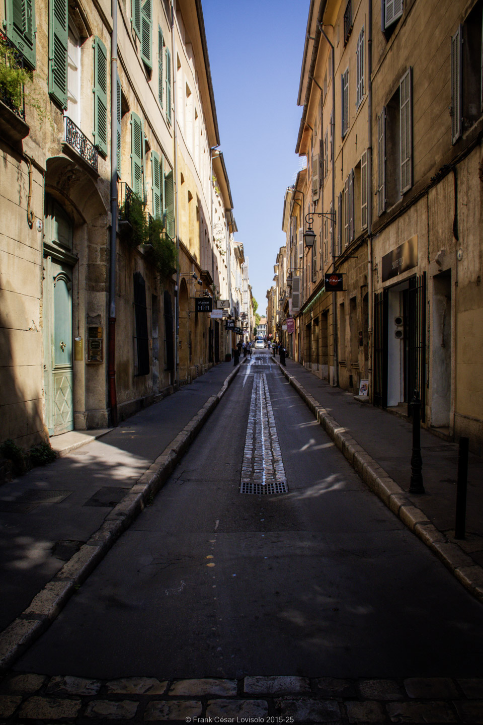 accumulation,périgrination,Photographies - Photographies - Frank César LOVISOLO - L’accumulation est une technique artistique popularisée par Arman, artiste français qui l’a beaucoup travaillée et théorisée. Tel qu’Arman la définit et la produit, l’accumulation est un rassemblement d’objets identiques dans une très grande quantité, généralement fondue dans du plexiglas.