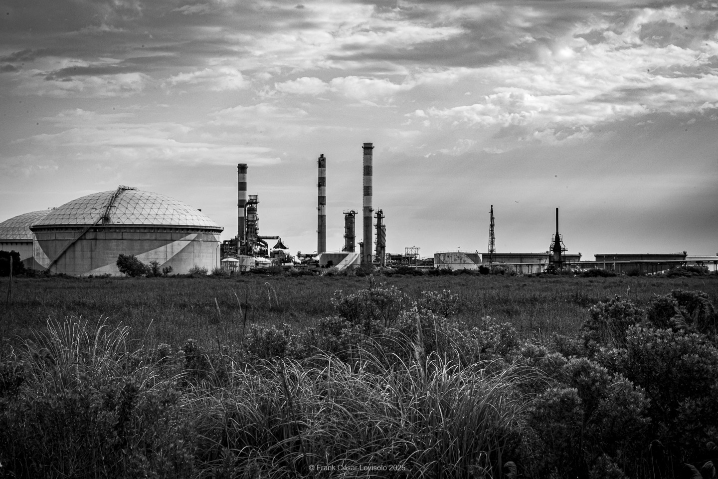 accumulation,périgrination,Photographies - Photographies - Frank César LOVISOLO - L’accumulation est une technique artistique popularisée par Arman, artiste français qui l’a beaucoup travaillée et théorisée. Tel qu’Arman la définit et la produit, l’accumulation est un rassemblement d’objets identiques dans une très grande quantité, généralement fondue dans du plexiglas.