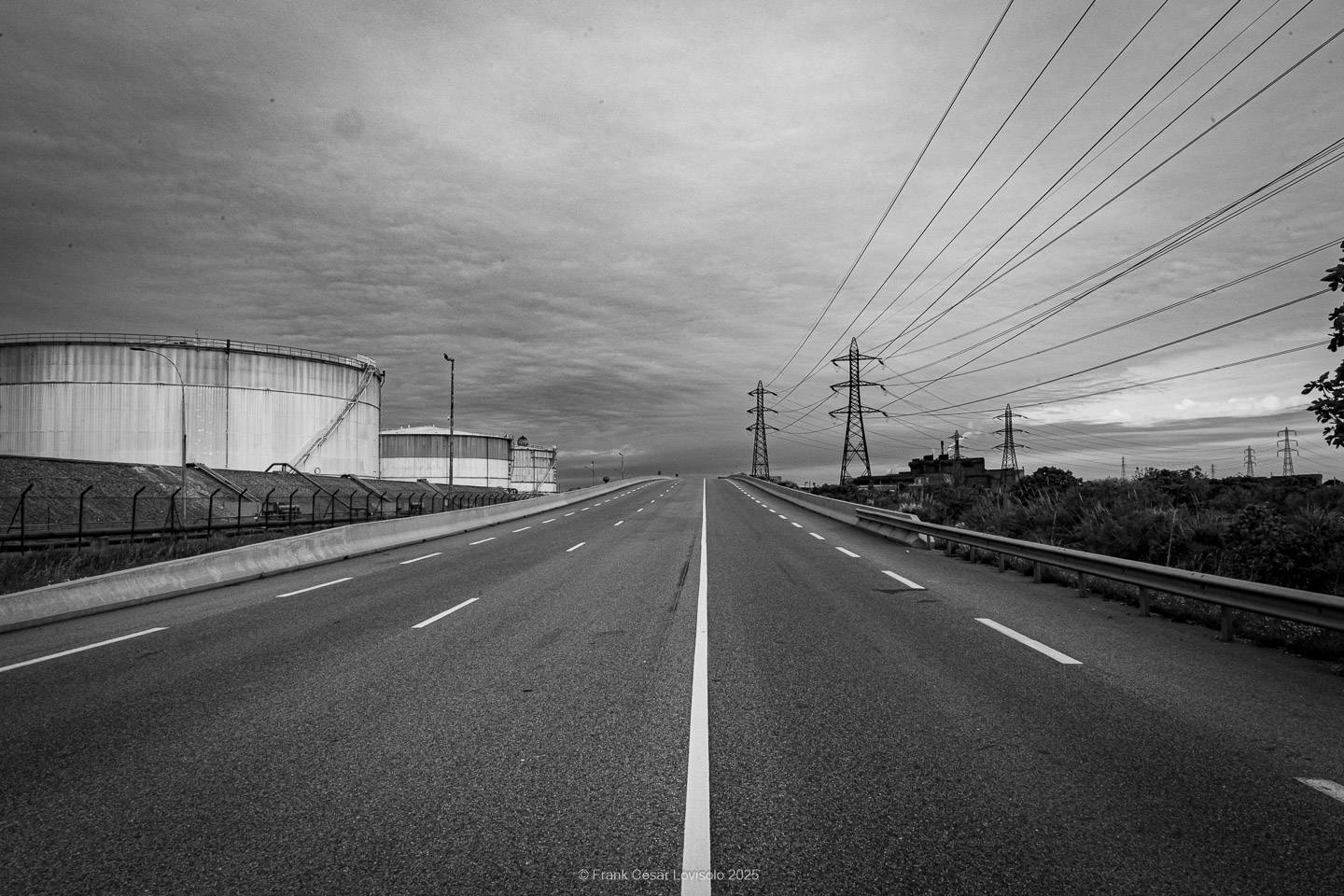 accumulation,périgrination,Photographies - Photographies - Frank César LOVISOLO - L’accumulation est une technique artistique popularisée par Arman, artiste français qui l’a beaucoup travaillée et théorisée. Tel qu’Arman la définit et la produit, l’accumulation est un rassemblement d’objets identiques dans une très grande quantité, généralement fondue dans du plexiglas.