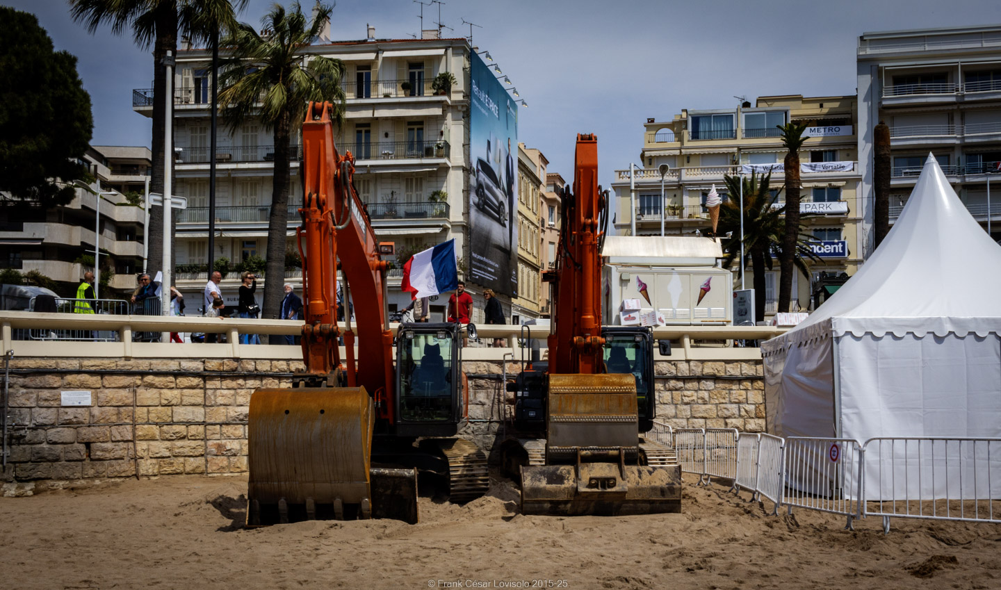 accumulation,périgrination,Photographies - Photographies - Frank César LOVISOLO - L’accumulation est une technique artistique popularisée par Arman, artiste français qui l’a beaucoup travaillée et théorisée. Tel qu’Arman la définit et la produit, l’accumulation est un rassemblement d’objets identiques dans une très grande quantité, généralement fondue dans du plexiglas.