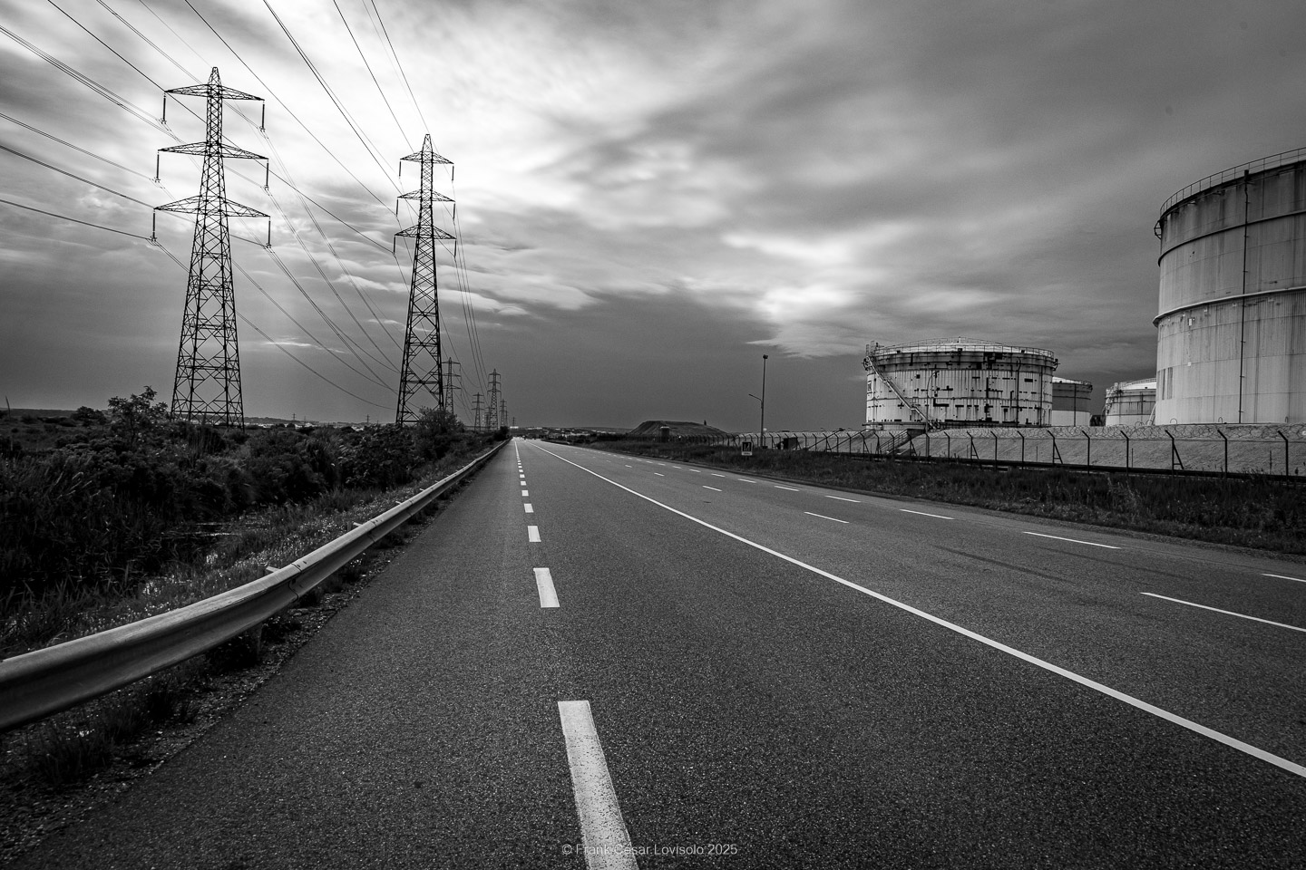accumulation,périgrination,Photographies - Photographies - Frank César LOVISOLO - L’accumulation est une technique artistique popularisée par Arman, artiste français qui l’a beaucoup travaillée et théorisée. Tel qu’Arman la définit et la produit, l’accumulation est un rassemblement d’objets identiques dans une très grande quantité, généralement fondue dans du plexiglas.