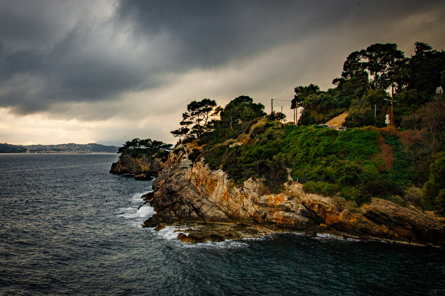accumulation,périgrination,Photographies - Photographies - Frank César LOVISOLO - L’accumulation est une technique artistique popularisée par Arman, artiste français qui l’a beaucoup travaillée et théorisée. Tel qu’Arman la définit et la produit, l’accumulation est un rassemblement d’objets identiques dans une très grande quantité, généralement fondue dans du plexiglas.