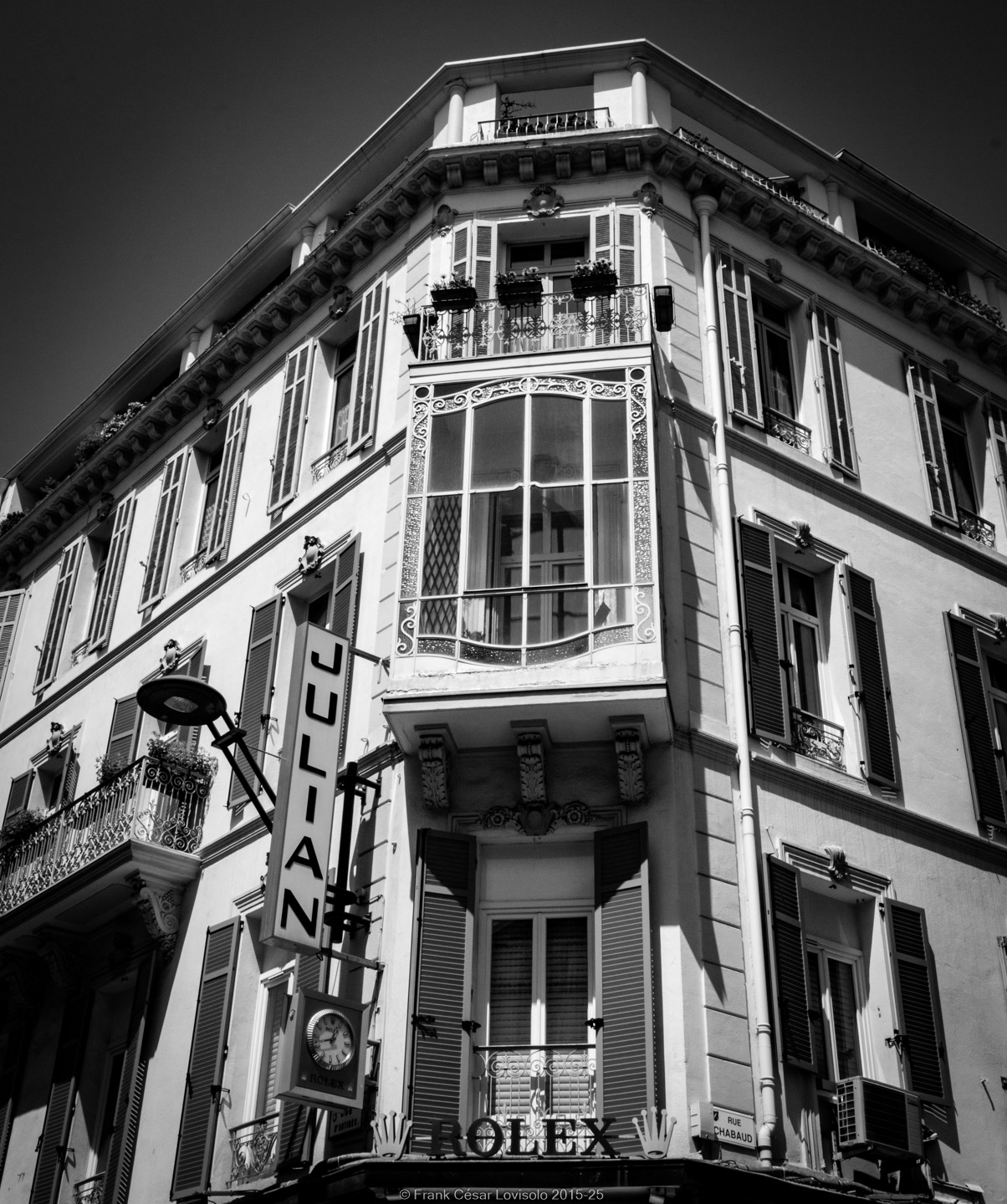 accumulation,périgrination,Photographies - Photographies - Frank César LOVISOLO - L’accumulation est une technique artistique popularisée par Arman, artiste français qui l’a beaucoup travaillée et théorisée. Tel qu’Arman la définit et la produit, l’accumulation est un rassemblement d’objets identiques dans une très grande quantité, généralement fondue dans du plexiglas.