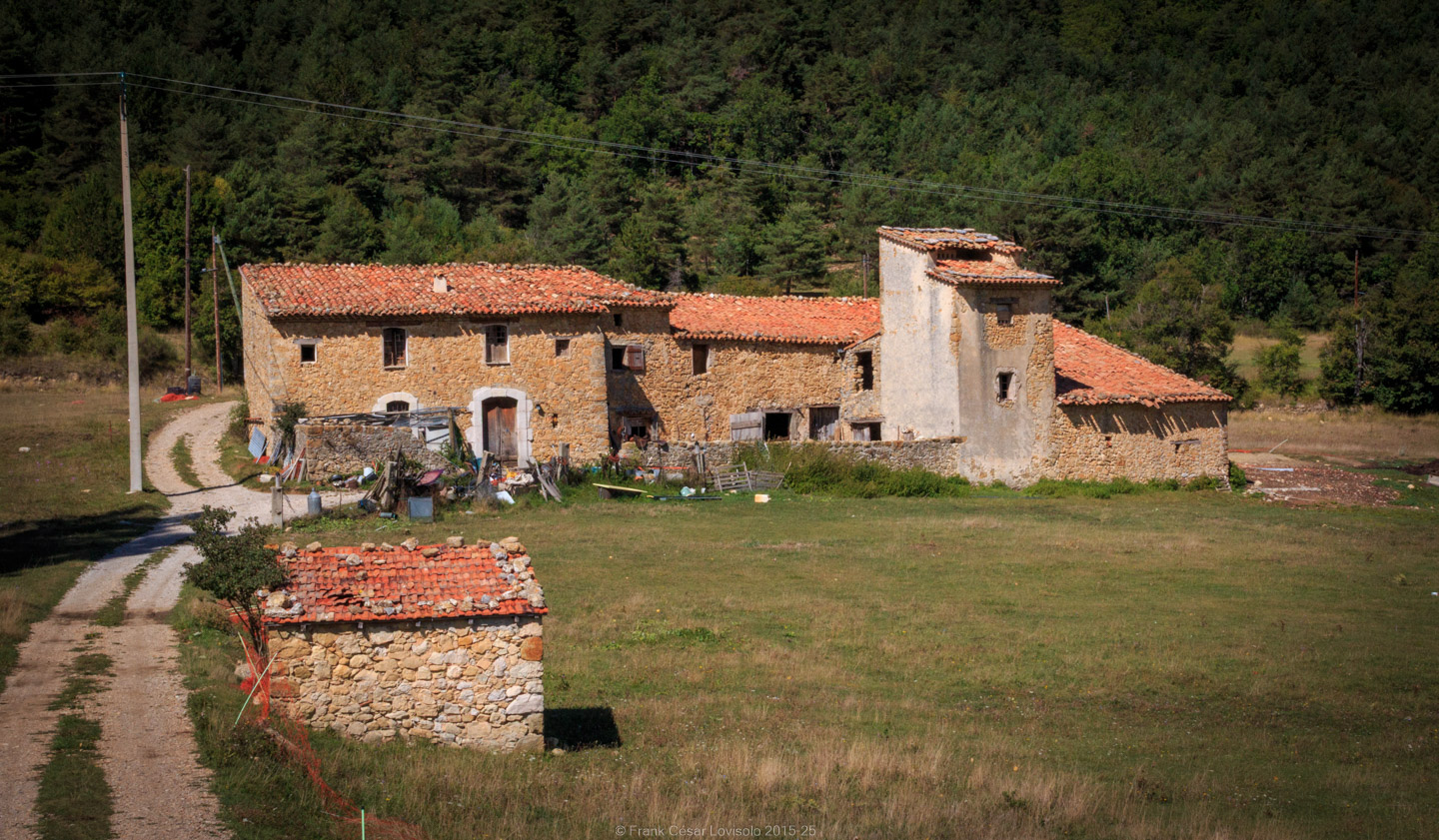 accumulation,périgrination,Photographies - Photographies - Frank César LOVISOLO - L’accumulation est une technique artistique popularisée par Arman, artiste français qui l’a beaucoup travaillée et théorisée. Tel qu’Arman la définit et la produit, l’accumulation est un rassemblement d’objets identiques dans une très grande quantité, généralement fondue dans du plexiglas.