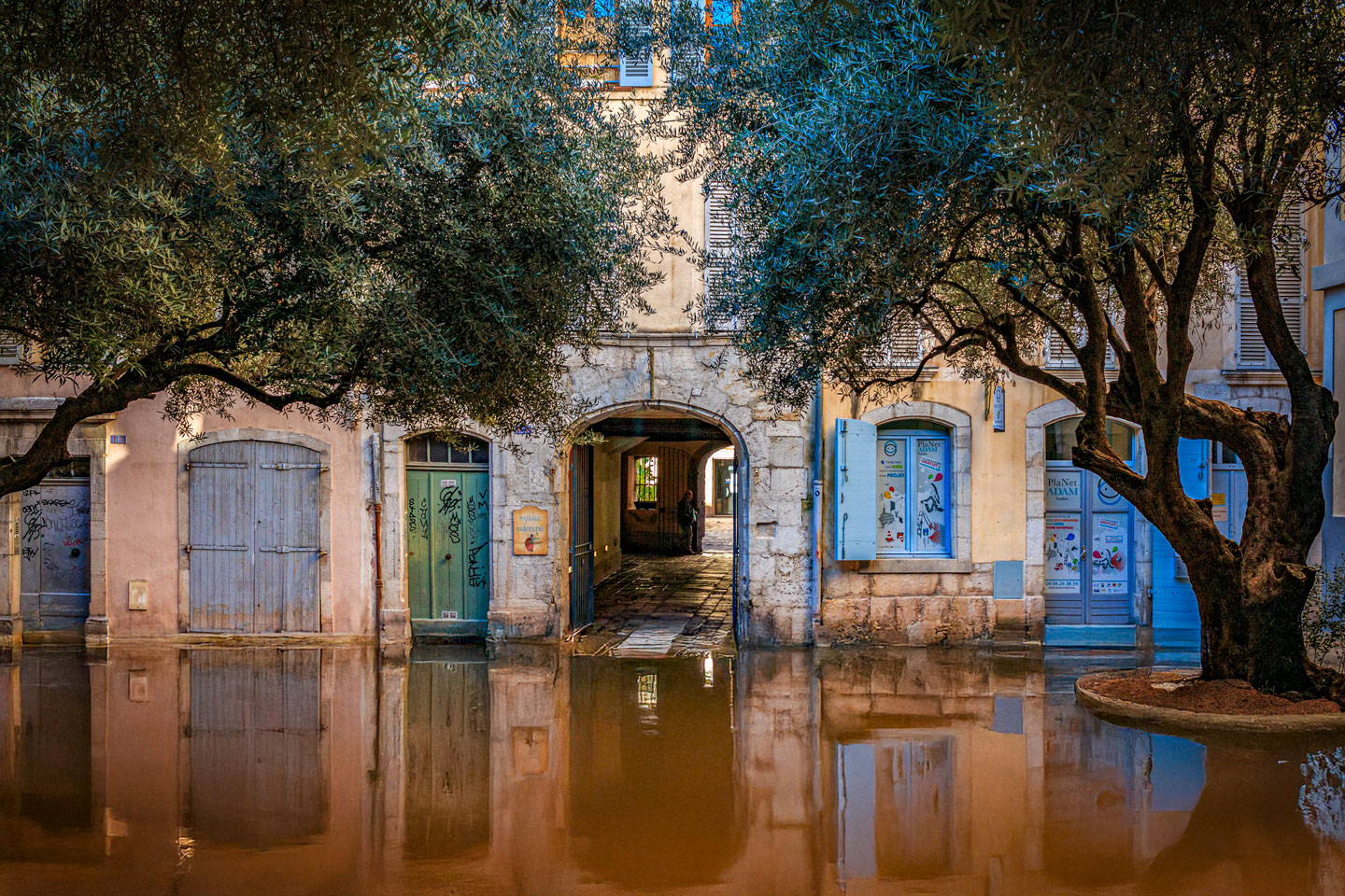 accumulation,périgrination,Photographies - Photographies - Frank César LOVISOLO - L’accumulation est une technique artistique popularisée par Arman, artiste français qui l’a beaucoup travaillée et théorisée. Tel qu’Arman la définit et la produit, l’accumulation est un rassemblement d’objets identiques dans une très grande quantité, généralement fondue dans du plexiglas.